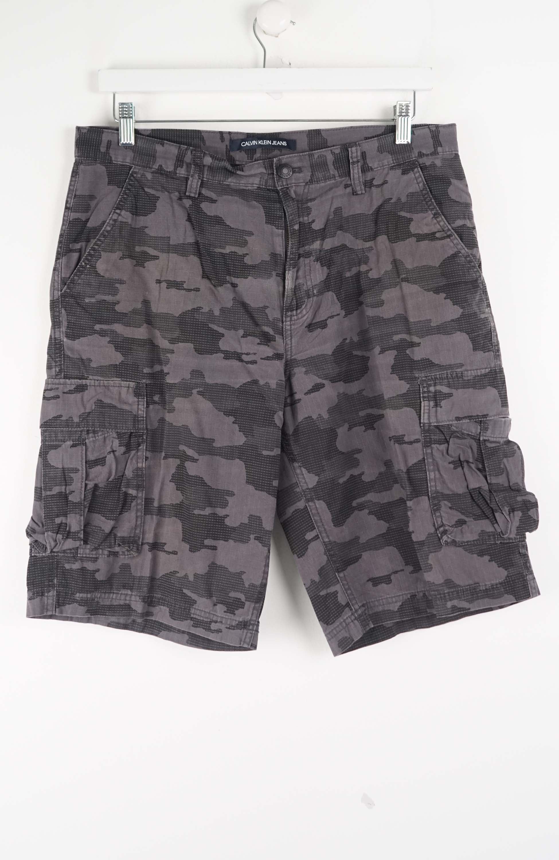 VINTAGE CALVIN KLEIN CAMO CARGO SHORTS W34