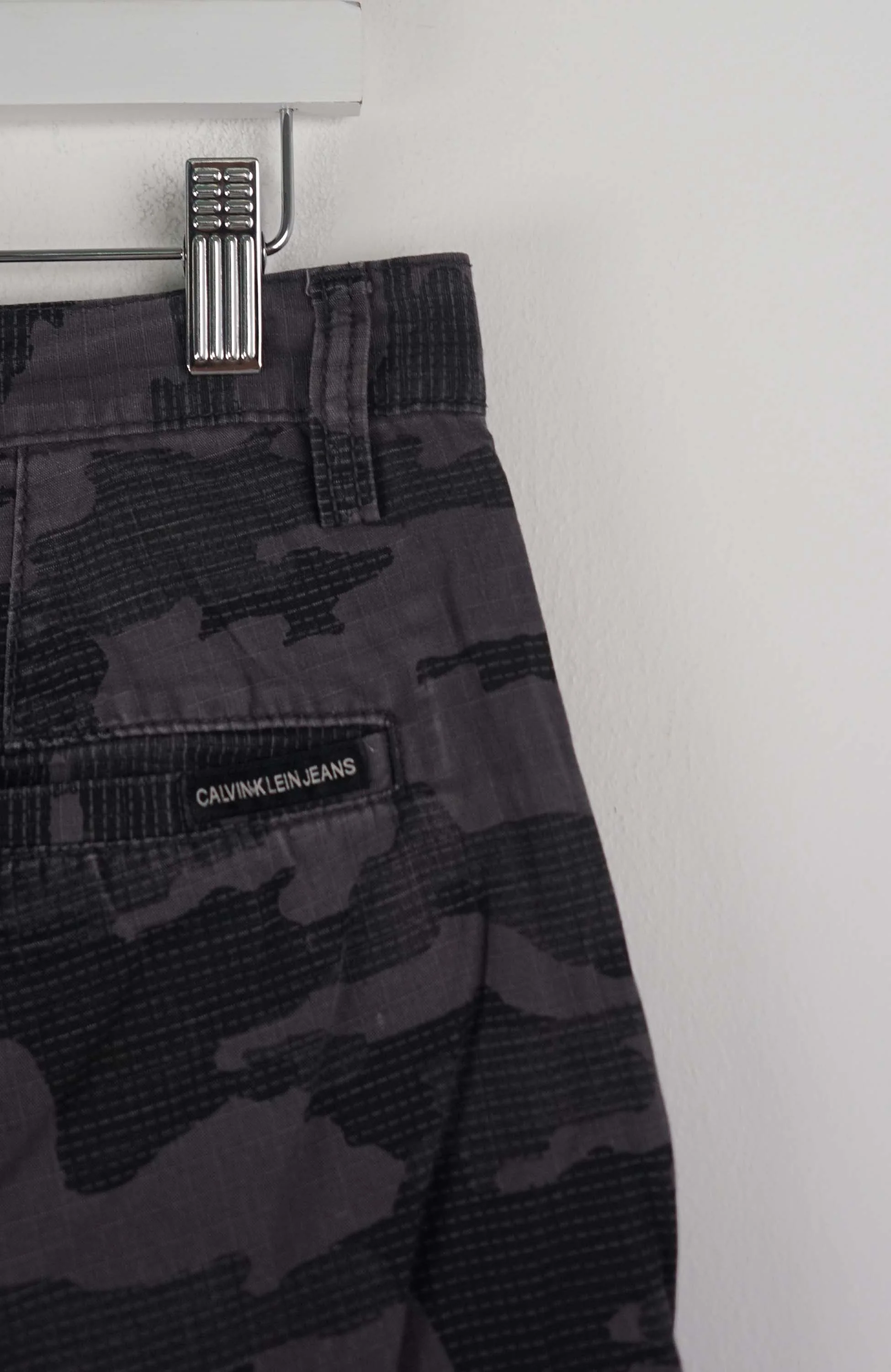VINTAGE CALVIN KLEIN CAMO CARGO SHORTS W34 - Image 2