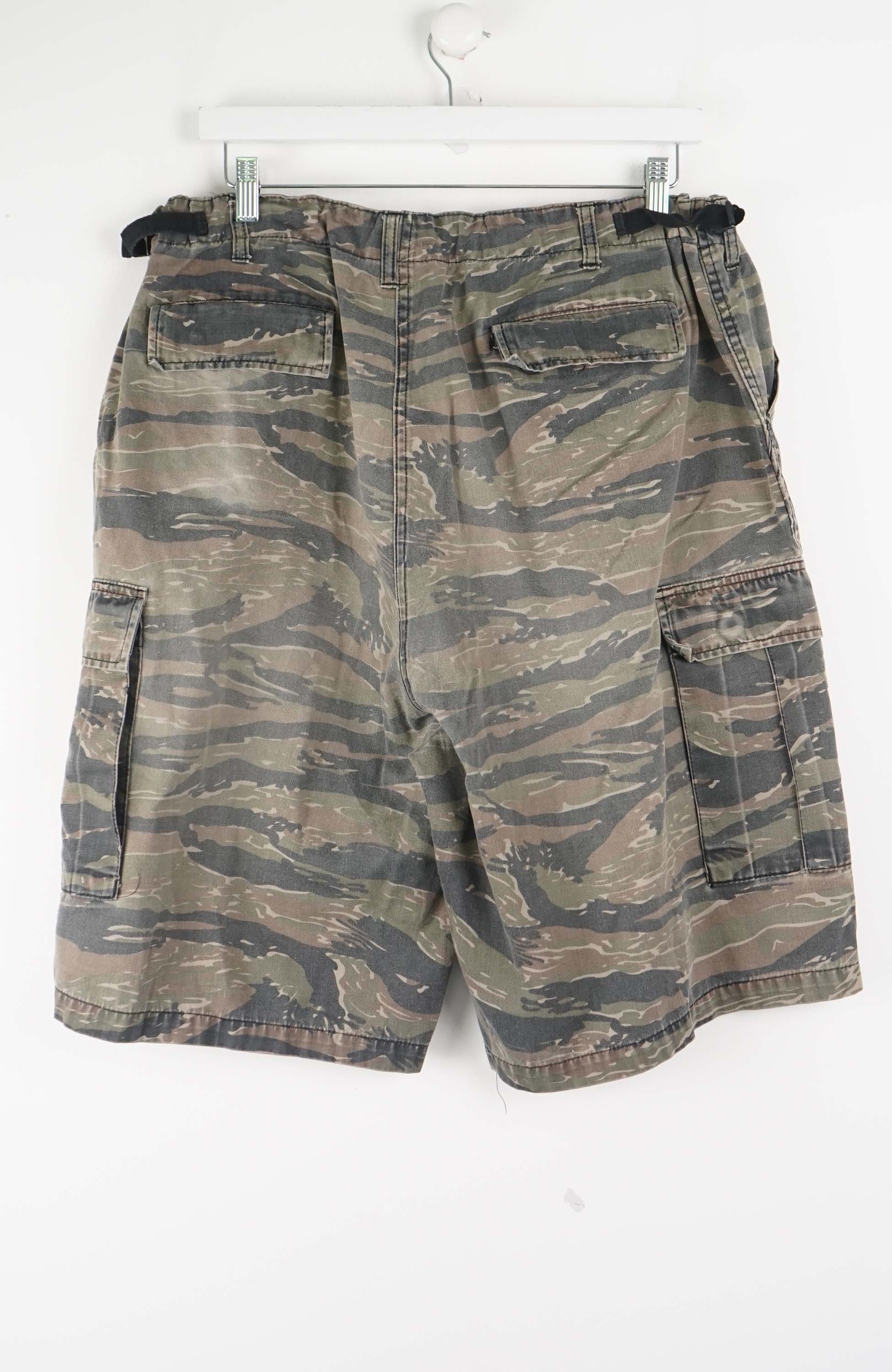 VINTAGE CAMO CARGO SHORTS W32 - Image 2