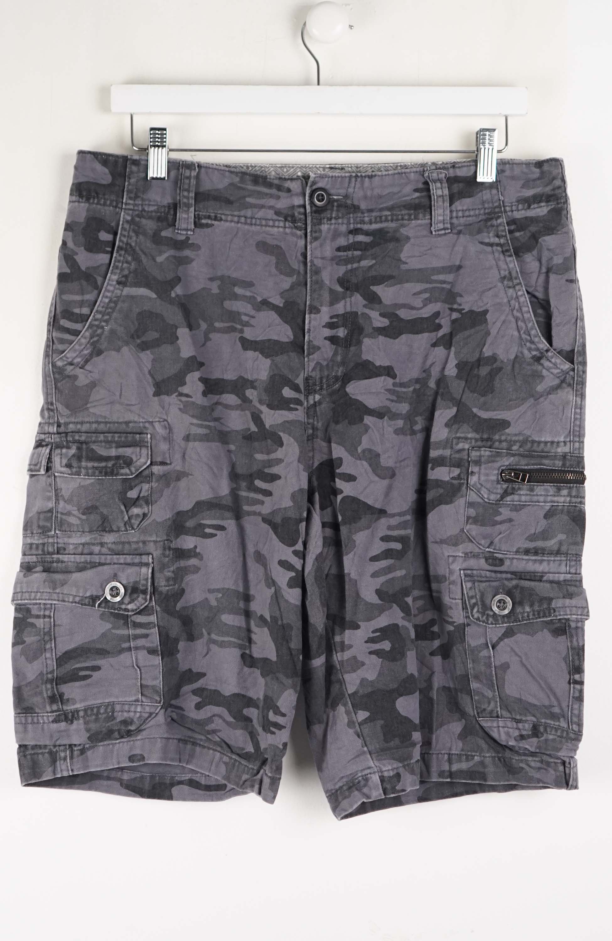VINTAGE CAMO CARGO SHORTS W34