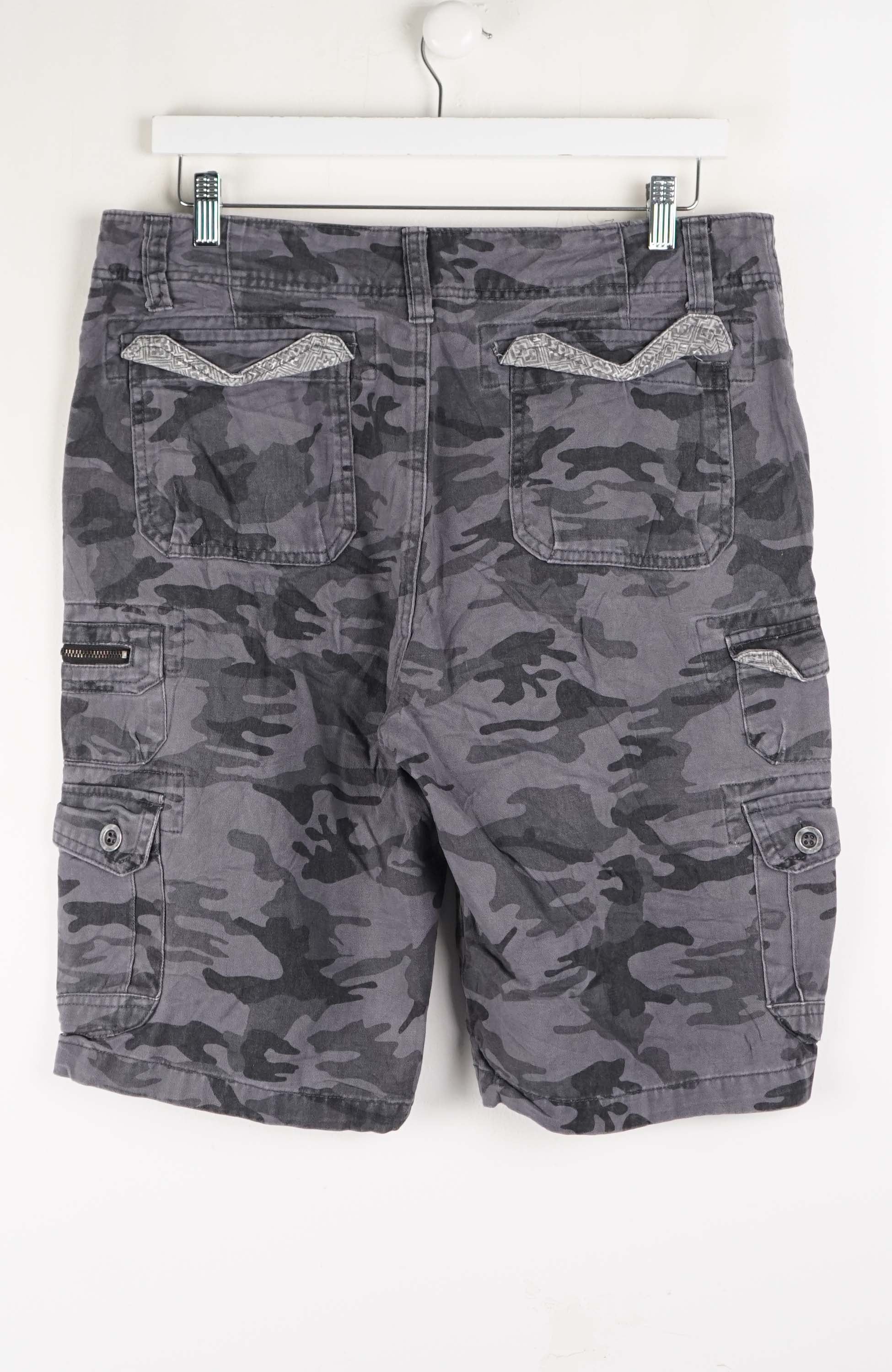VINTAGE CAMO CARGO SHORTS W34 - Image 2