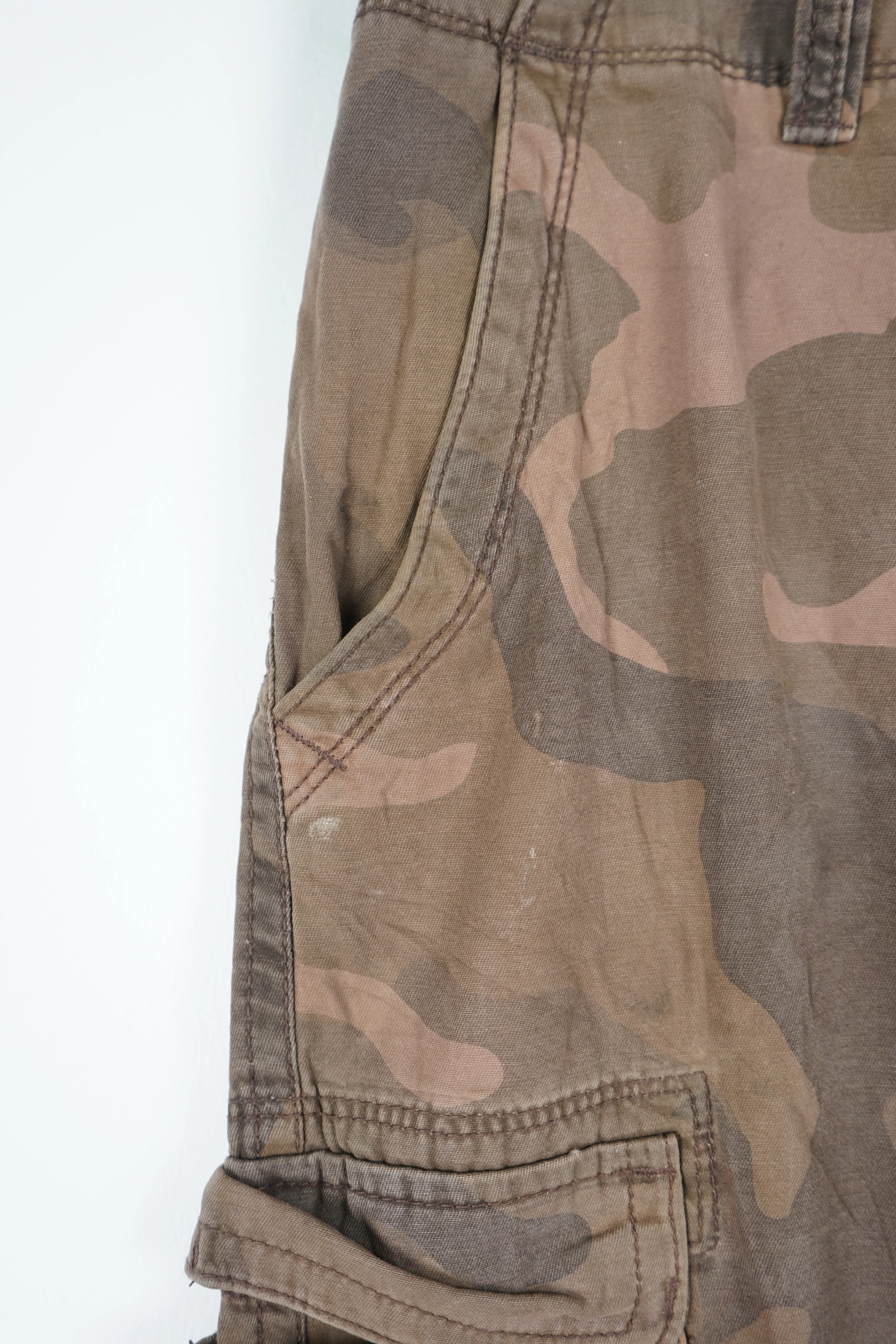 VINTAGE CAMO CARGO SHORTS W36 - Image 3