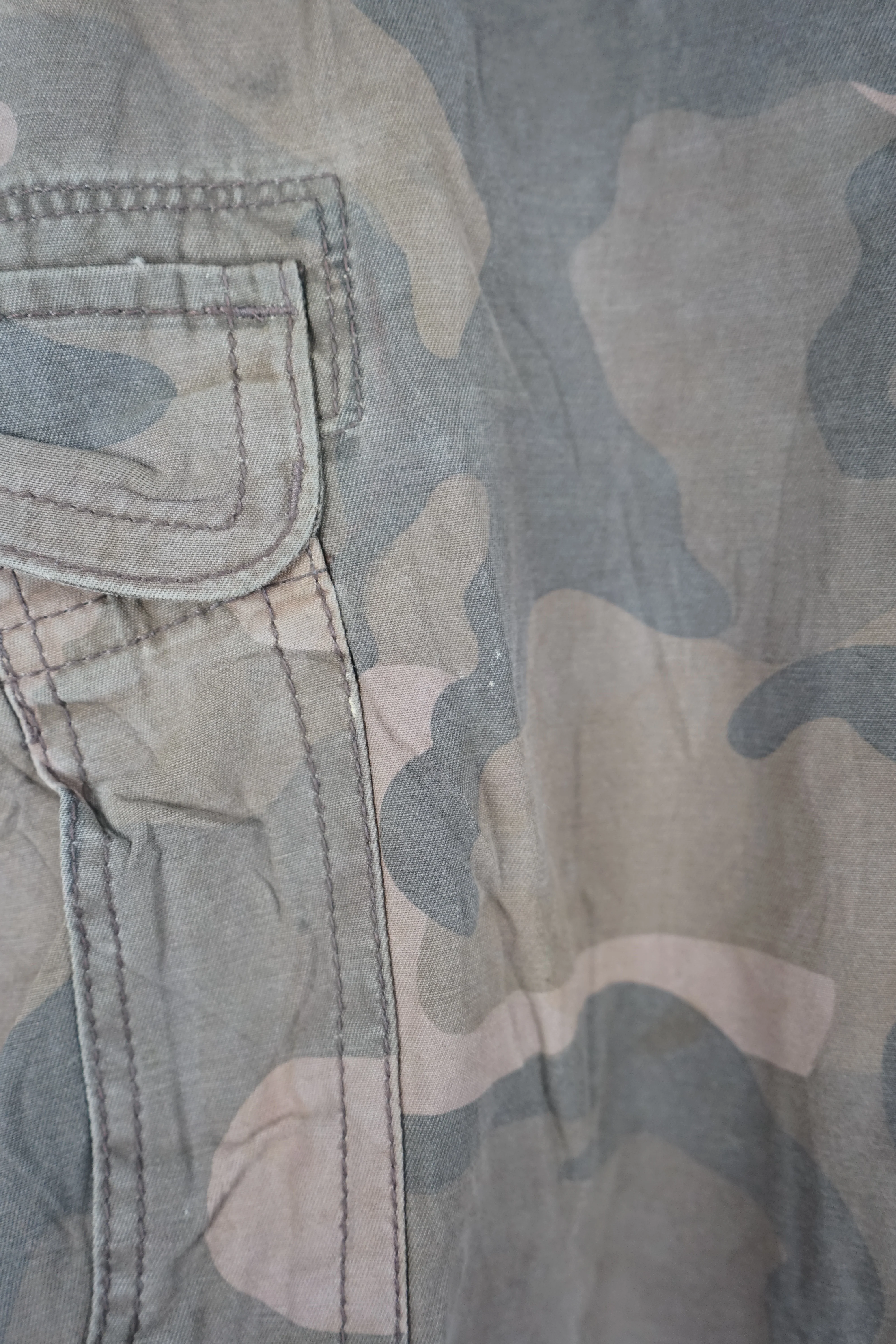 VINTAGE CAMO CARGO SHORTS W36 - Image 4