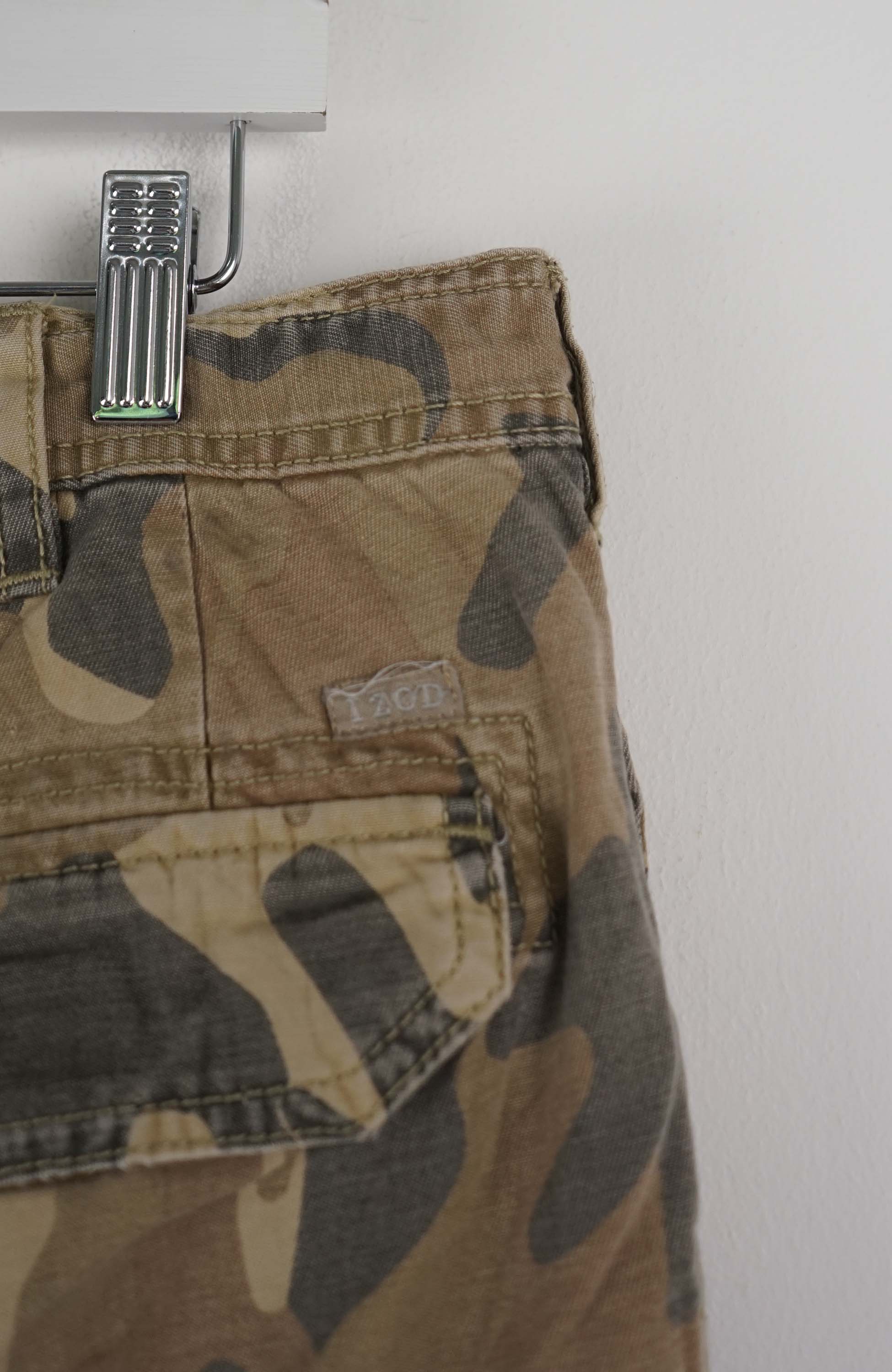 VINTAGE CAMO CARGO SHORTS W37 - Image 2