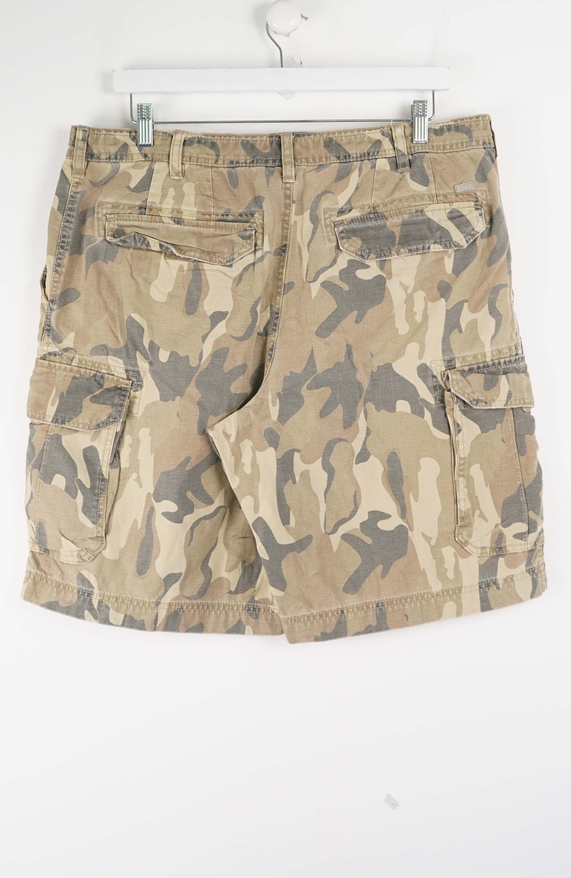 VINTAGE CAMO CARGO SHORTS W37 - Image 3