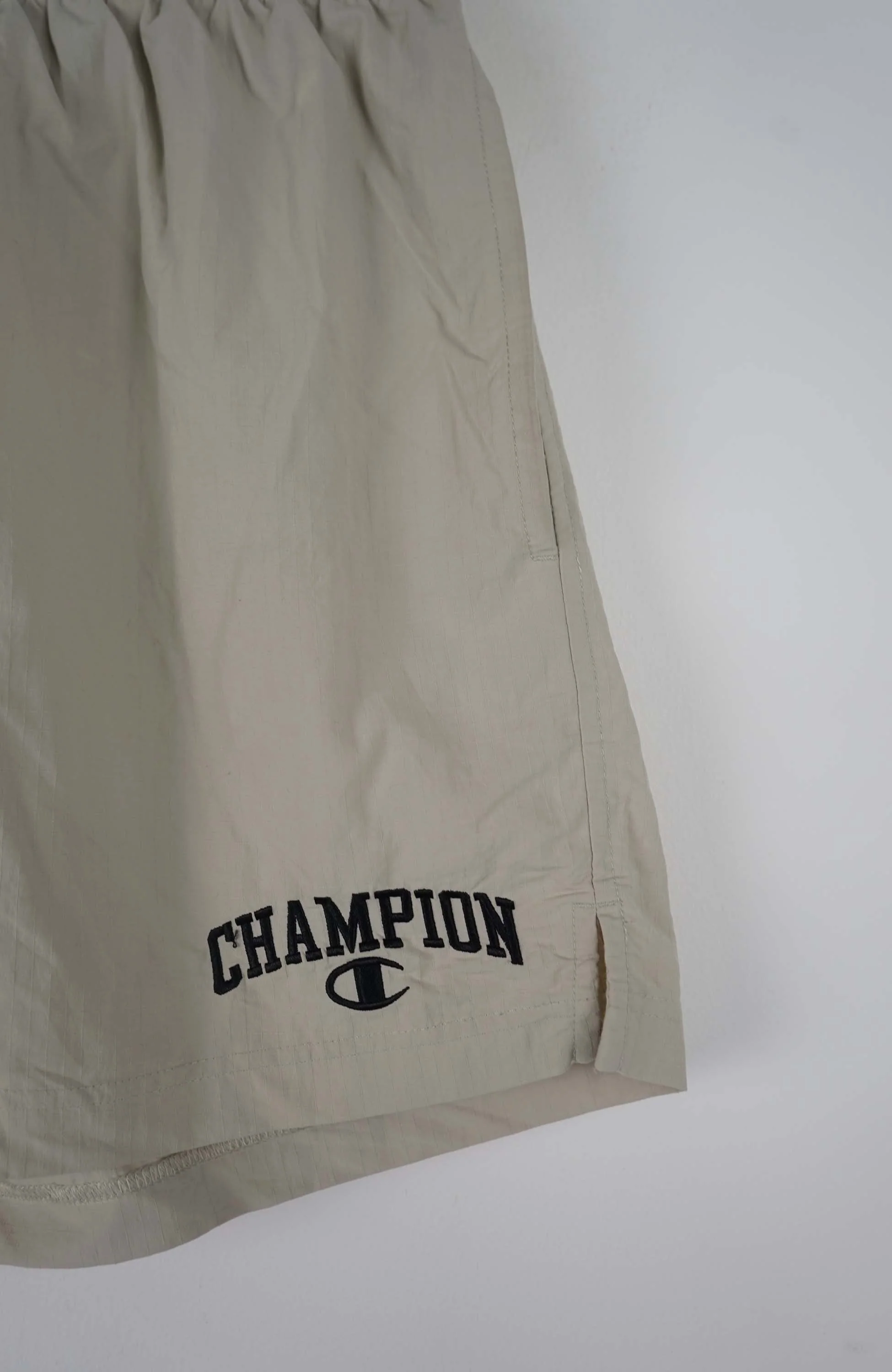 VINTAGE CHAMPION SHORTS W26 - Image 2