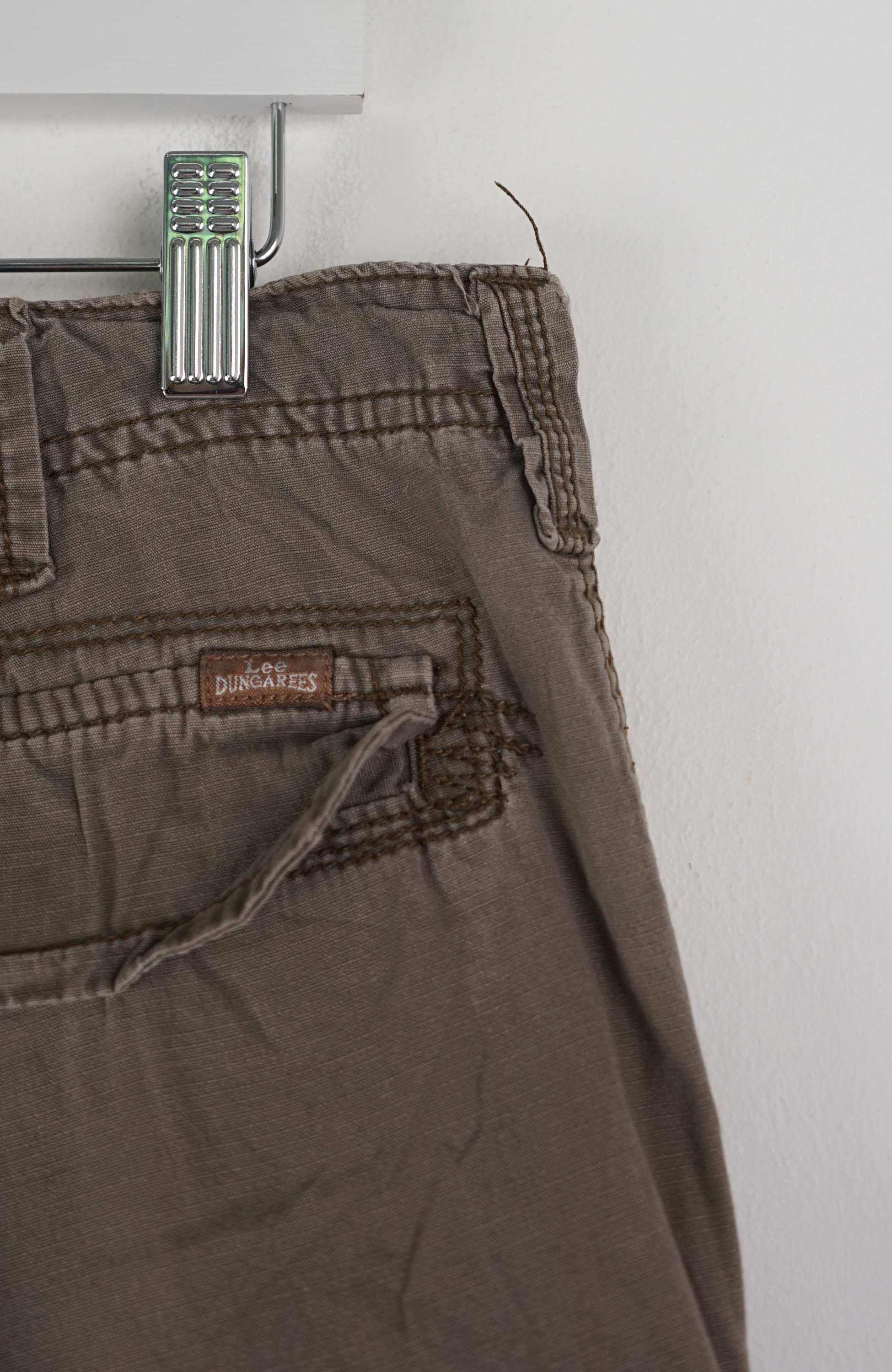 VINTAGE LEE DUNGAREES CARGO SHORTS W36 - Image 2