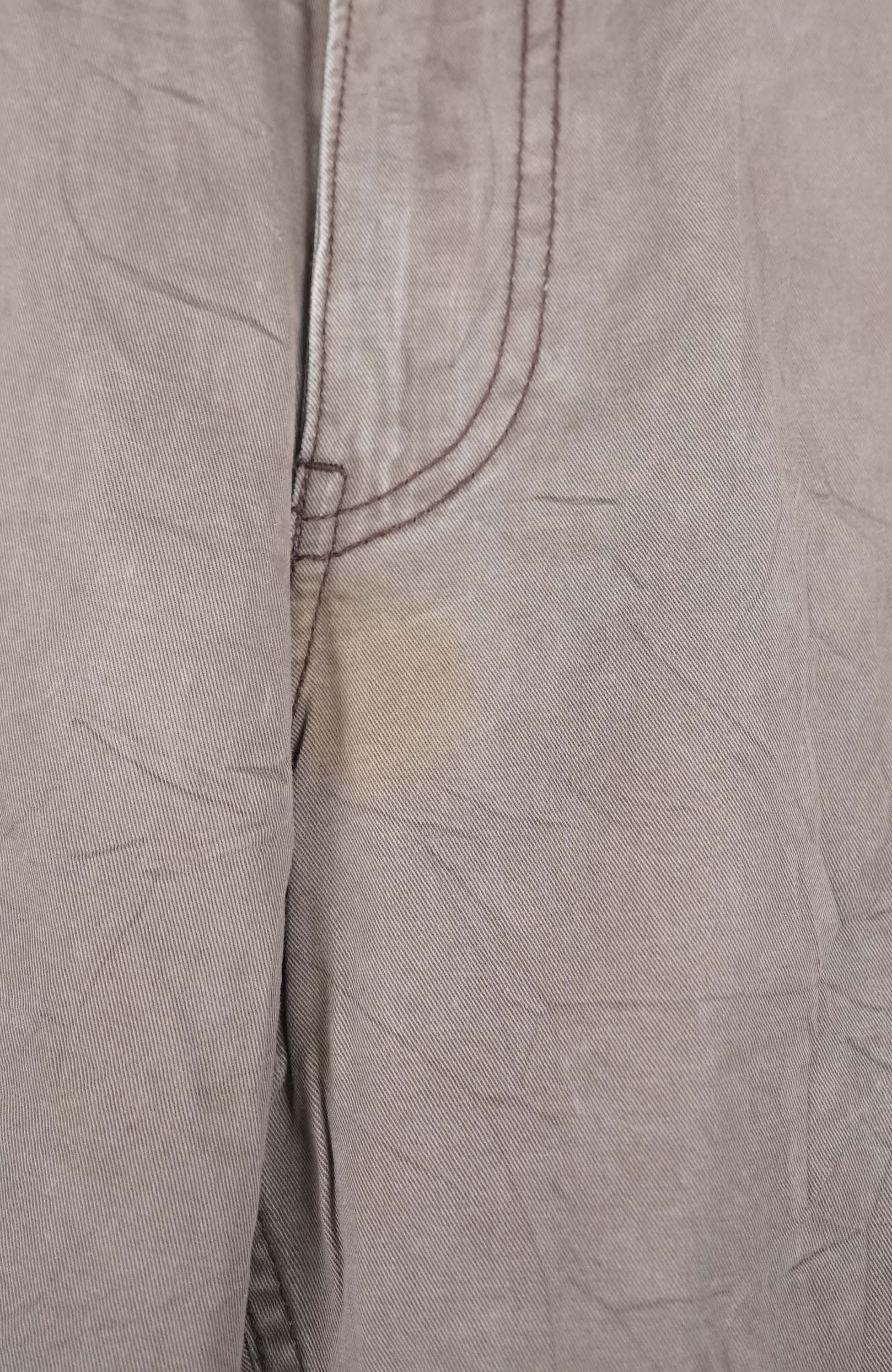VINTAGE LEVI'S CARGO SHORTS W30 - Image 2