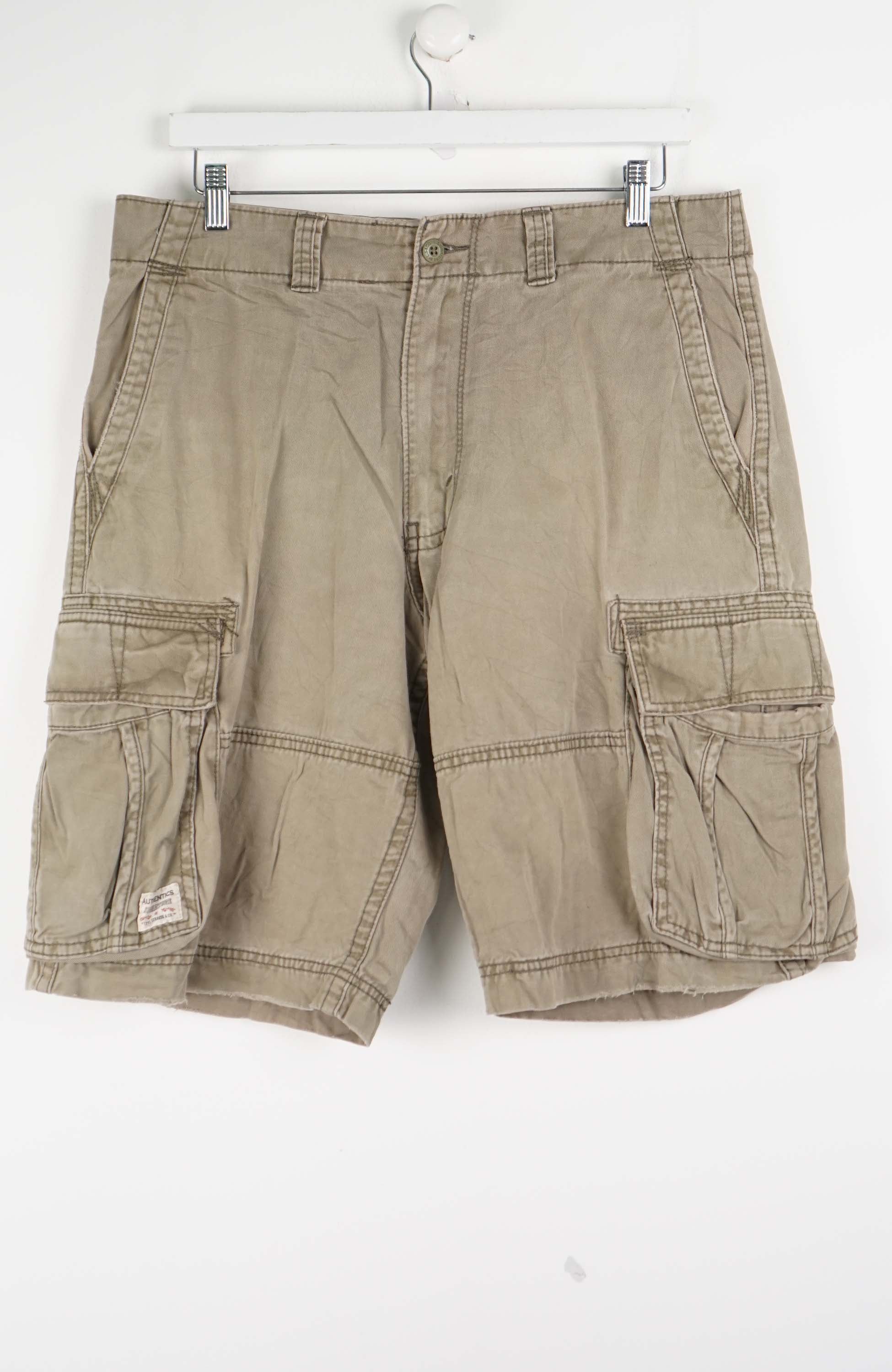 VINTAGE LEVI'S CARGO SHORTS W35