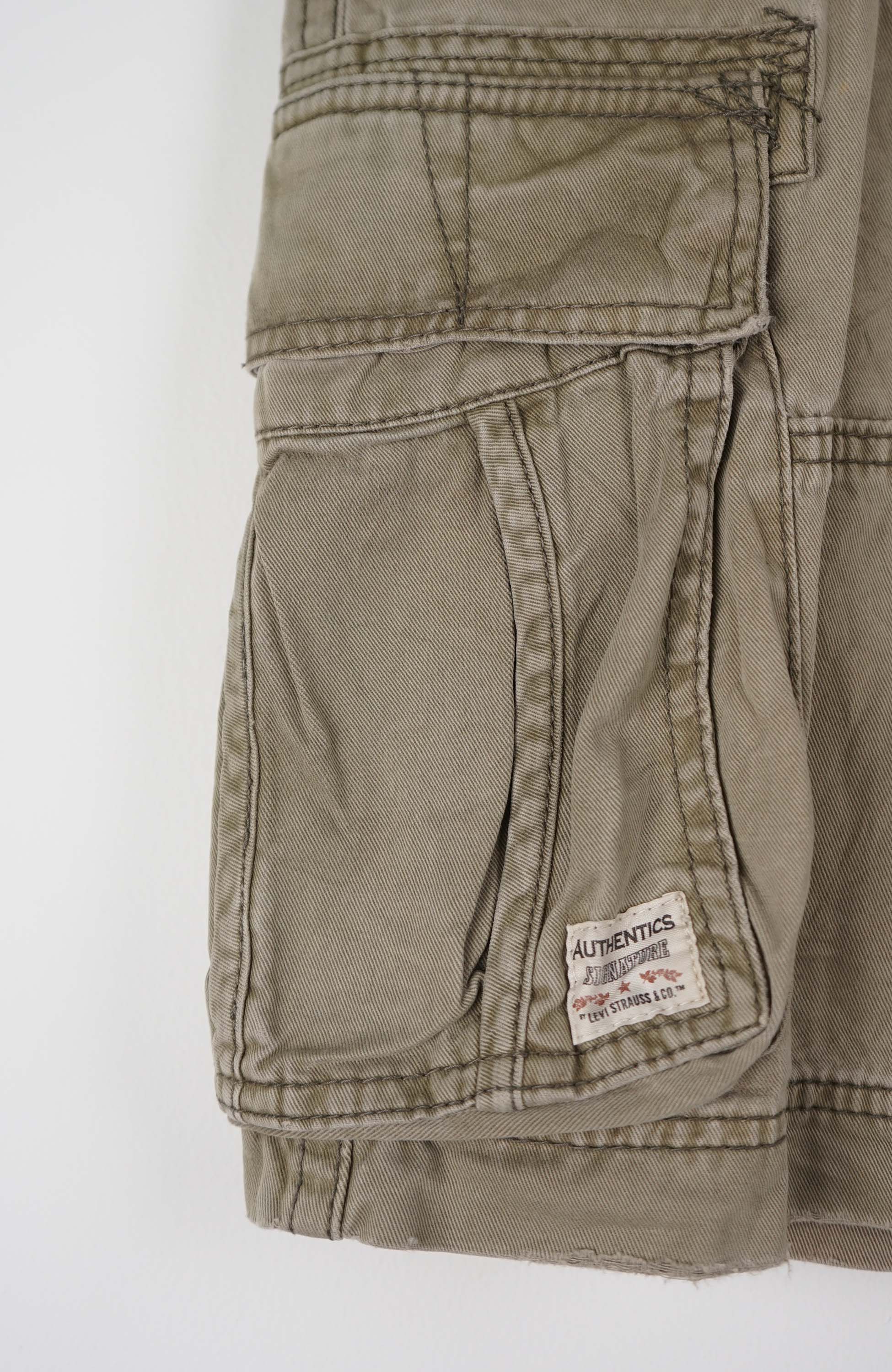 VINTAGE LEVI'S CARGO SHORTS W35 - Image 2