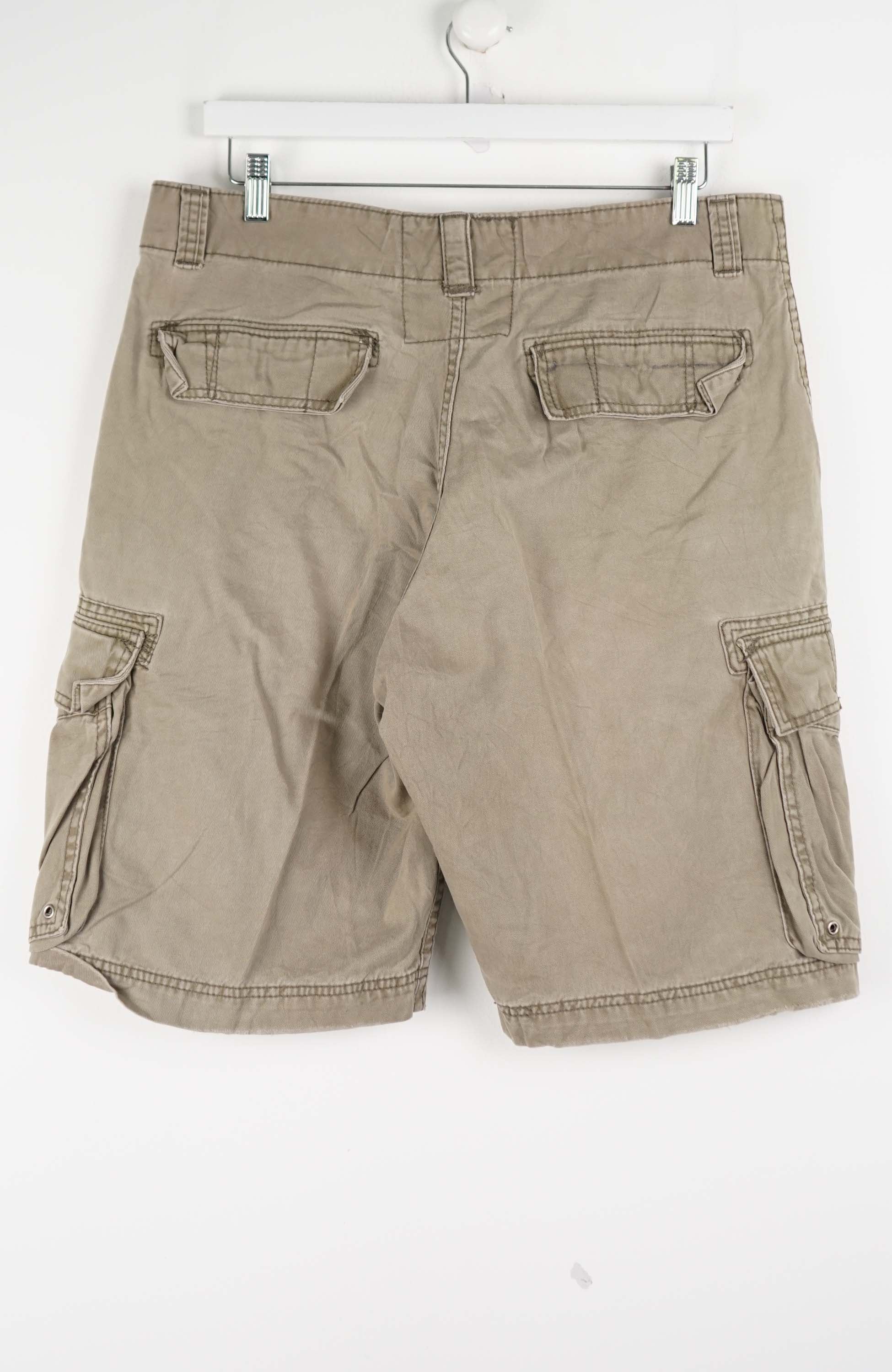 VINTAGE LEVI'S CARGO SHORTS W35 - Image 3