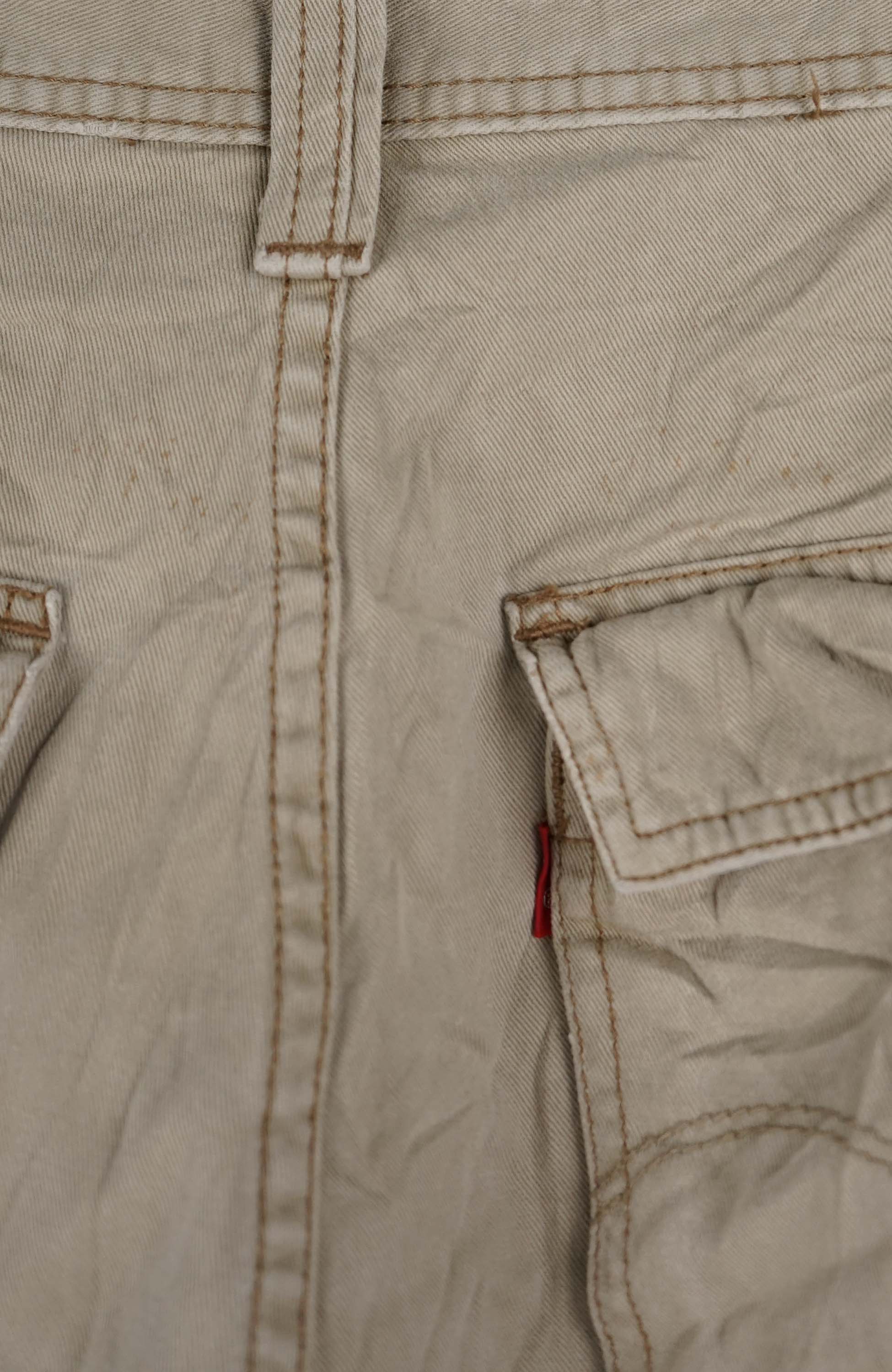 VINTAGE LEVI'S CARGO SHORTS W36 - Image 4