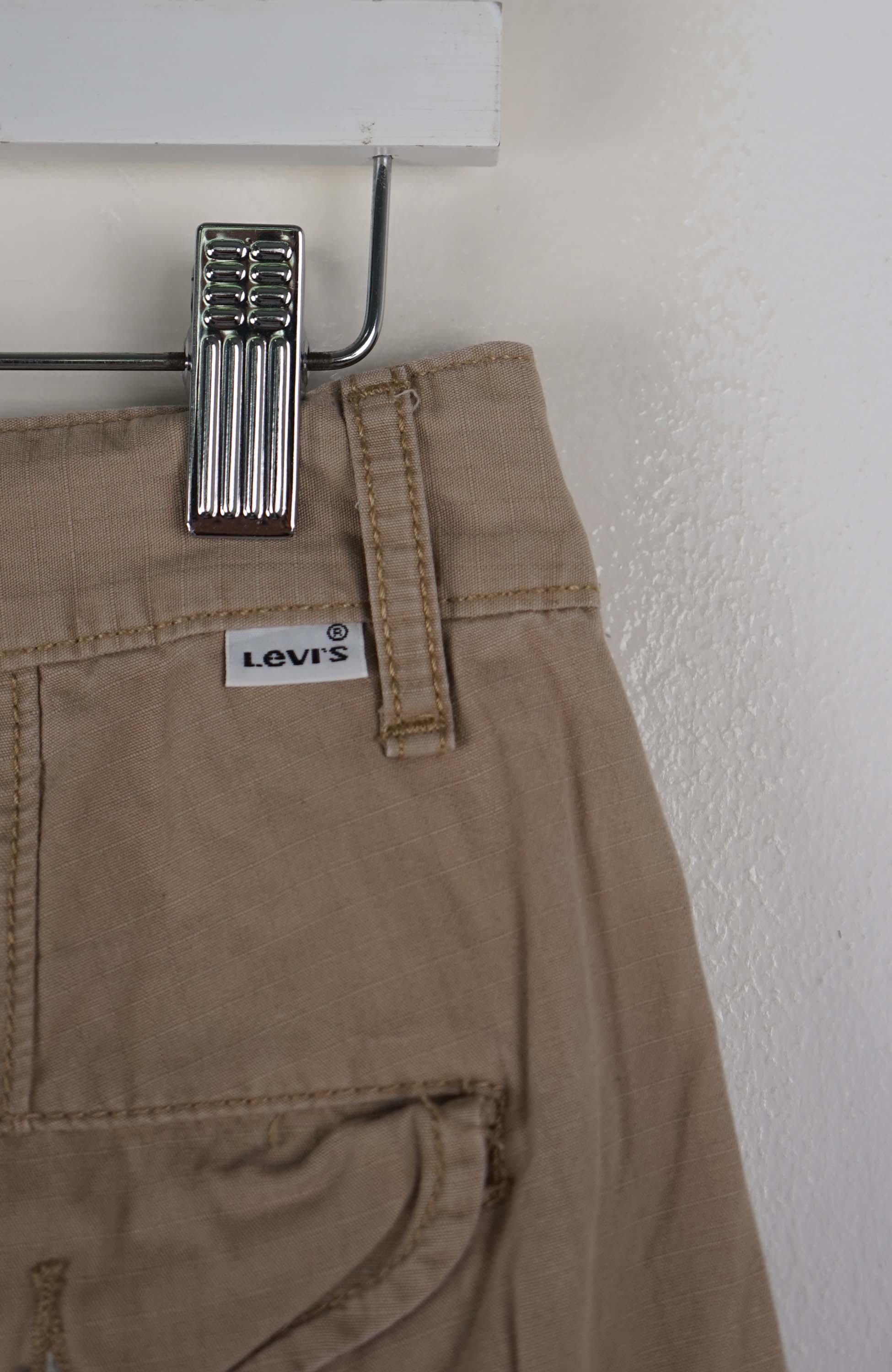 VINTAGE LEVI'S STRAUSS & CO. CARGO SHORTS W31 - Image 2