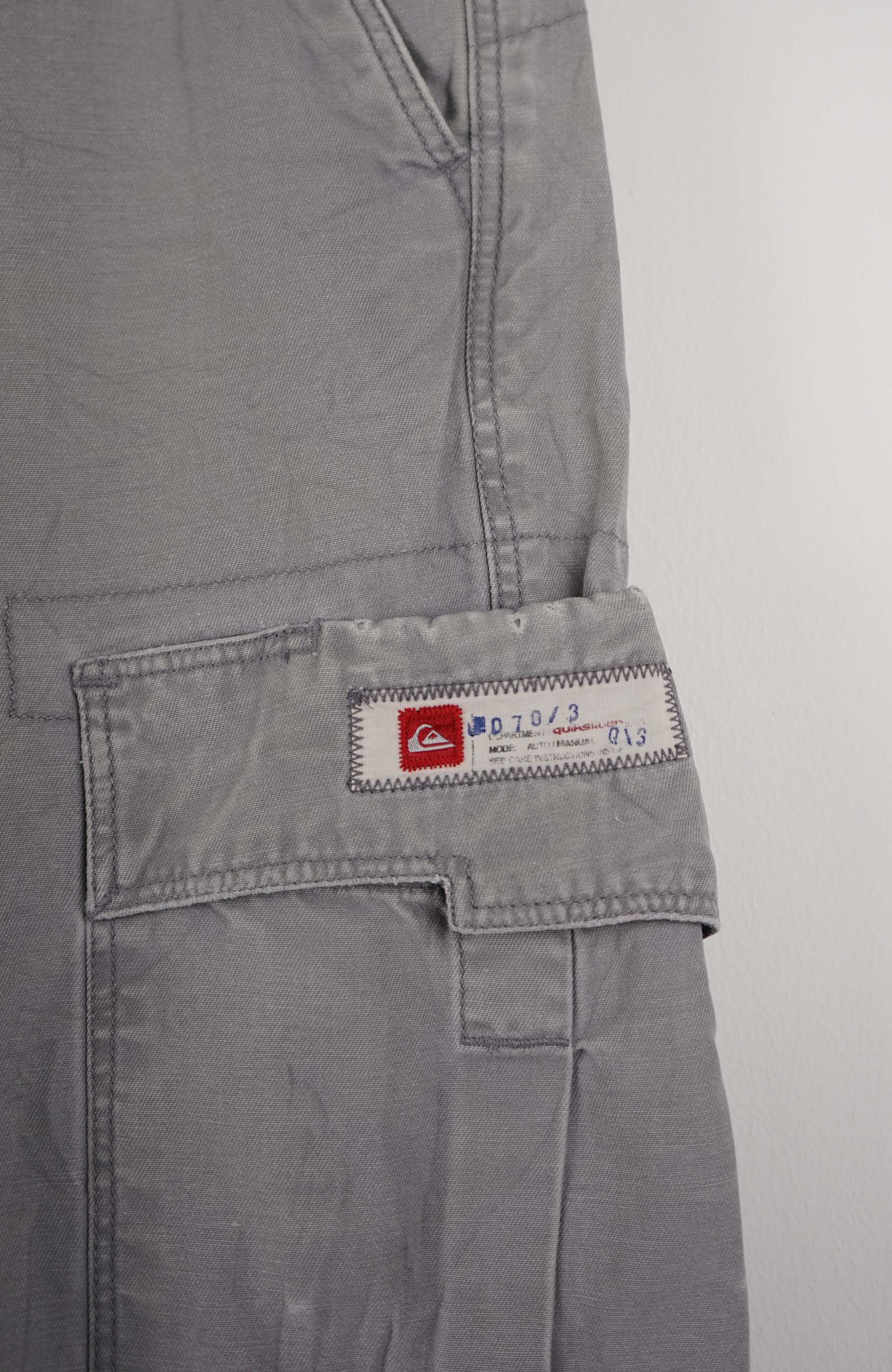 VINTAGE QUIKSILVER CARGO SHORTS W32 - Image 2