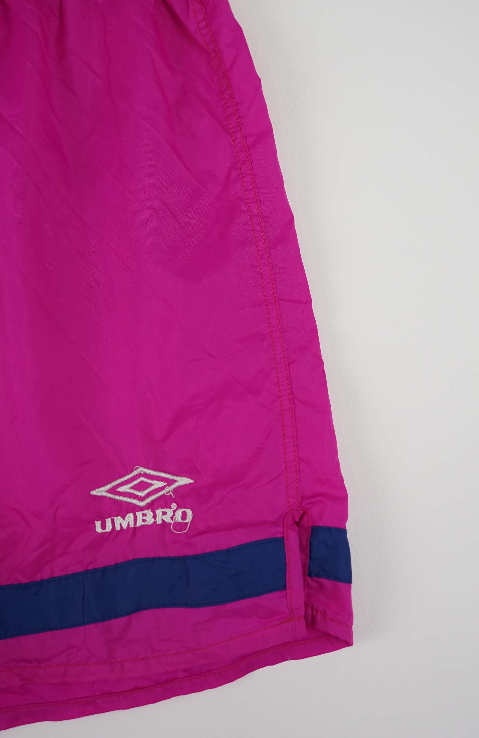 VINTAGE UMBRO ACTIVE SHORTS W30 - Image 2