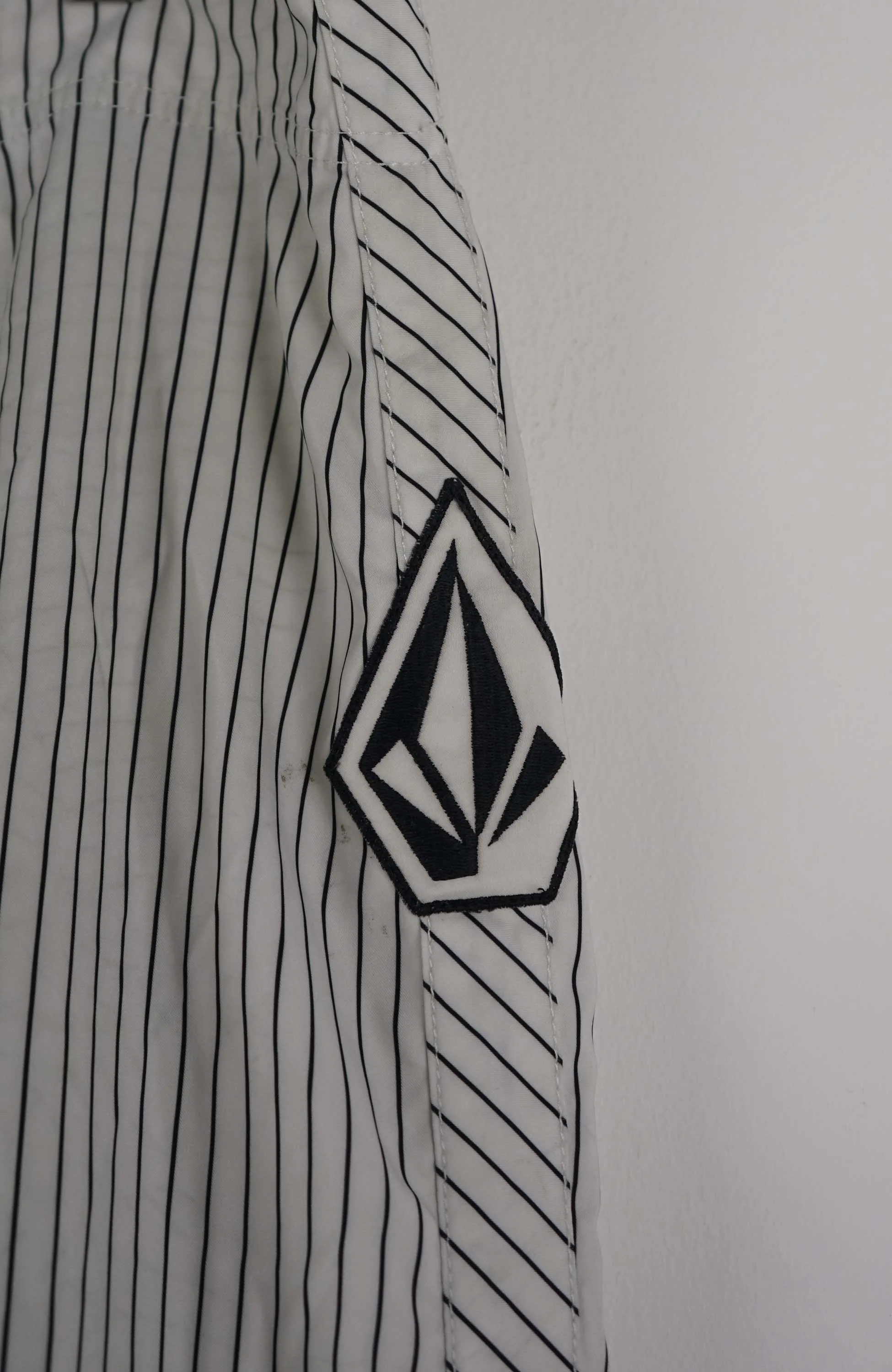 VINTAGE VOLCOM BOARD SHORTS W34 - Image 2