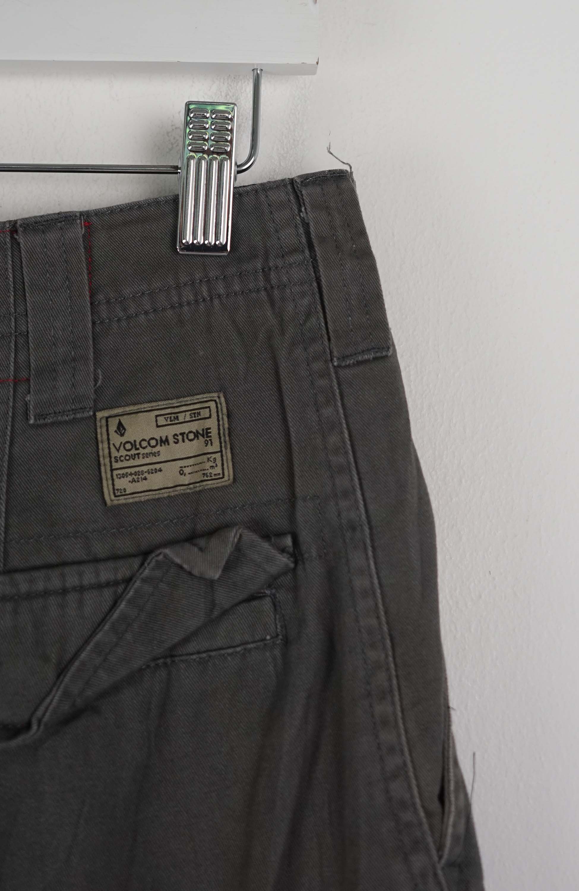 VINTAGE VOLCOM CARGO SHORTS W32 - Image 2