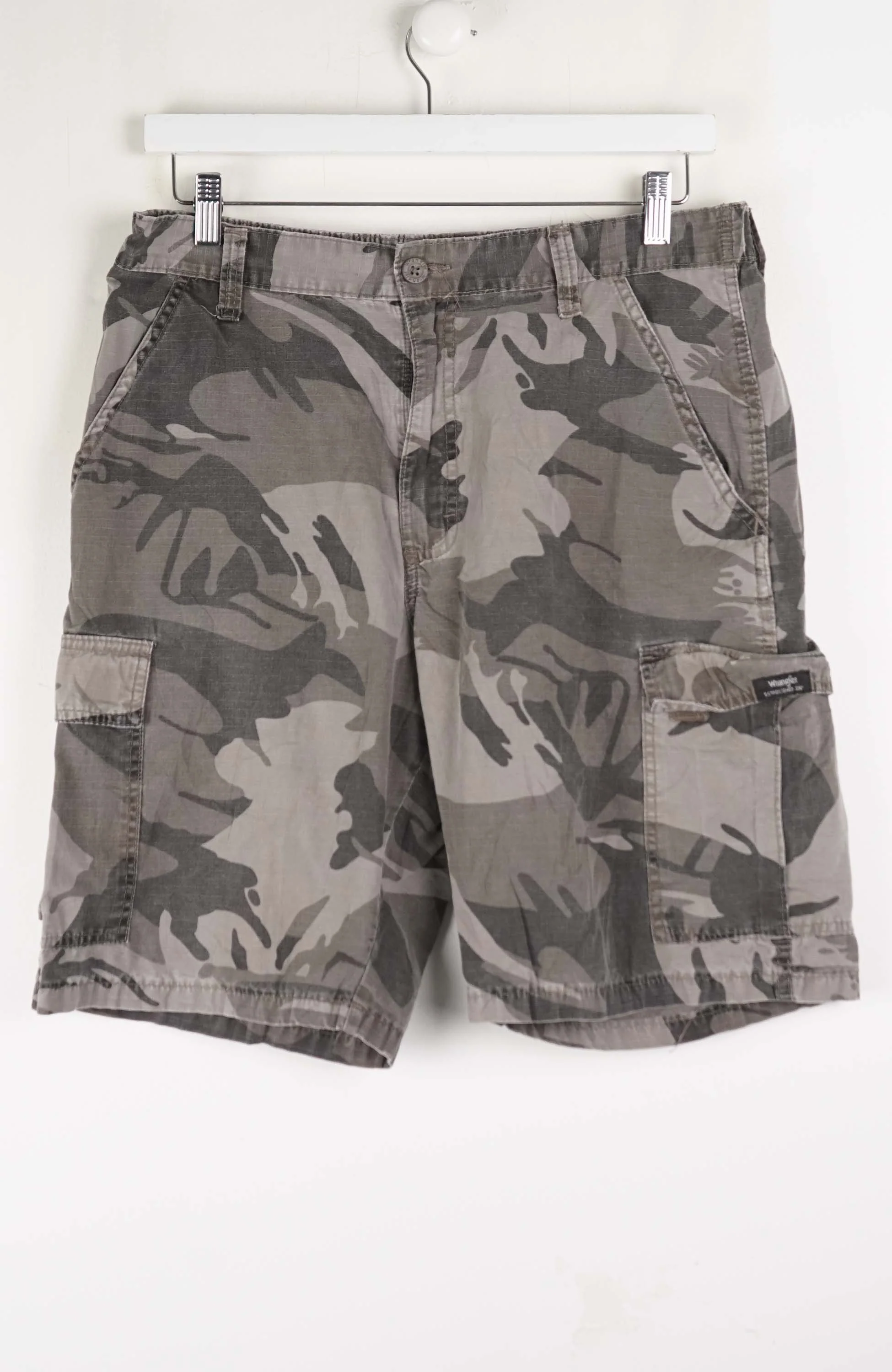 VINTAGE WRANGLER CAMO CARGO SHORTS W32