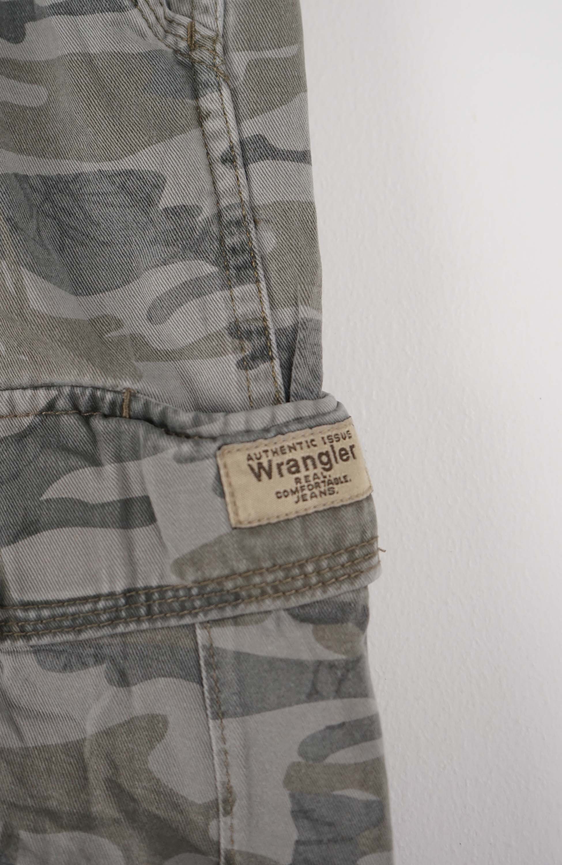 VINTAGE WRANGLER CAMO CARGO SHORTS W32 - Image 2