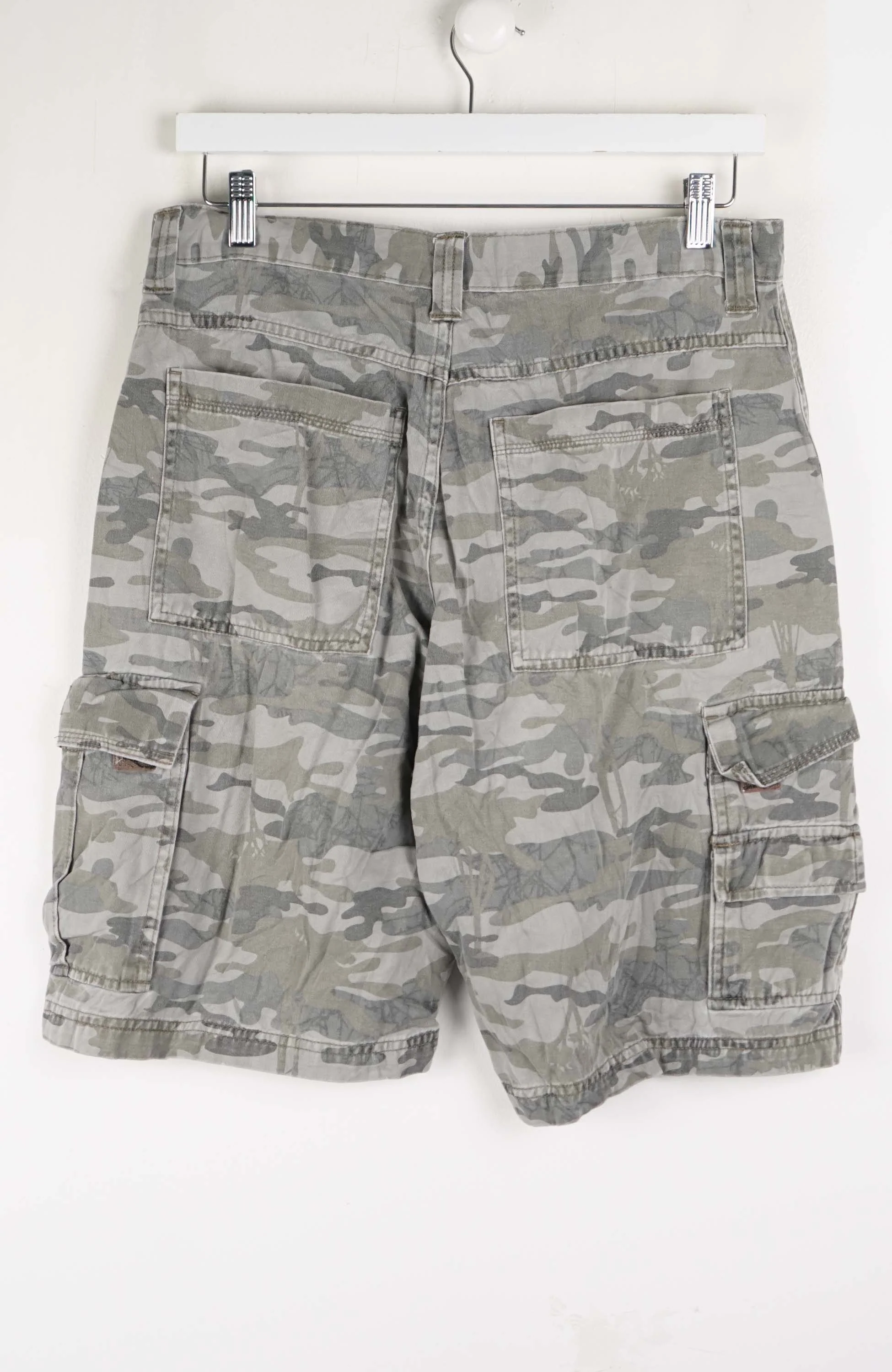 VINTAGE WRANGLER CAMO CARGO SHORTS W32 - Image 3
