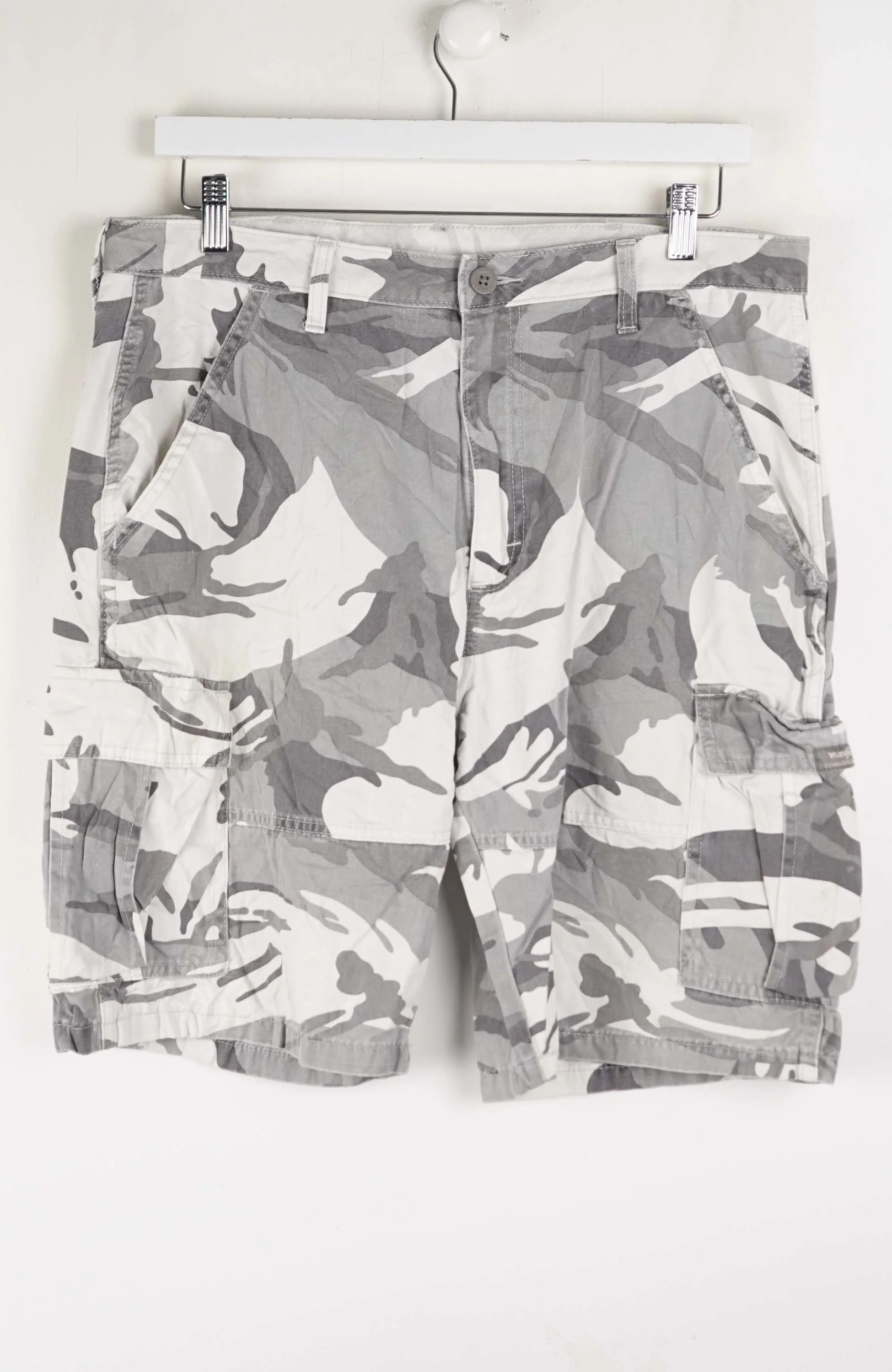 VINTAGE WRANGLER CAMO CARGO SHORTS W34