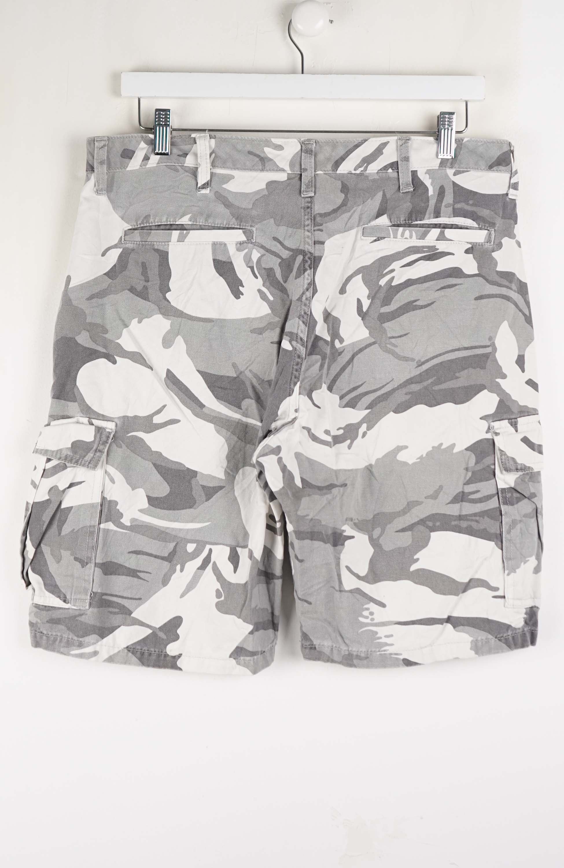 VINTAGE WRANGLER CAMO CARGO SHORTS W34 - Image 3