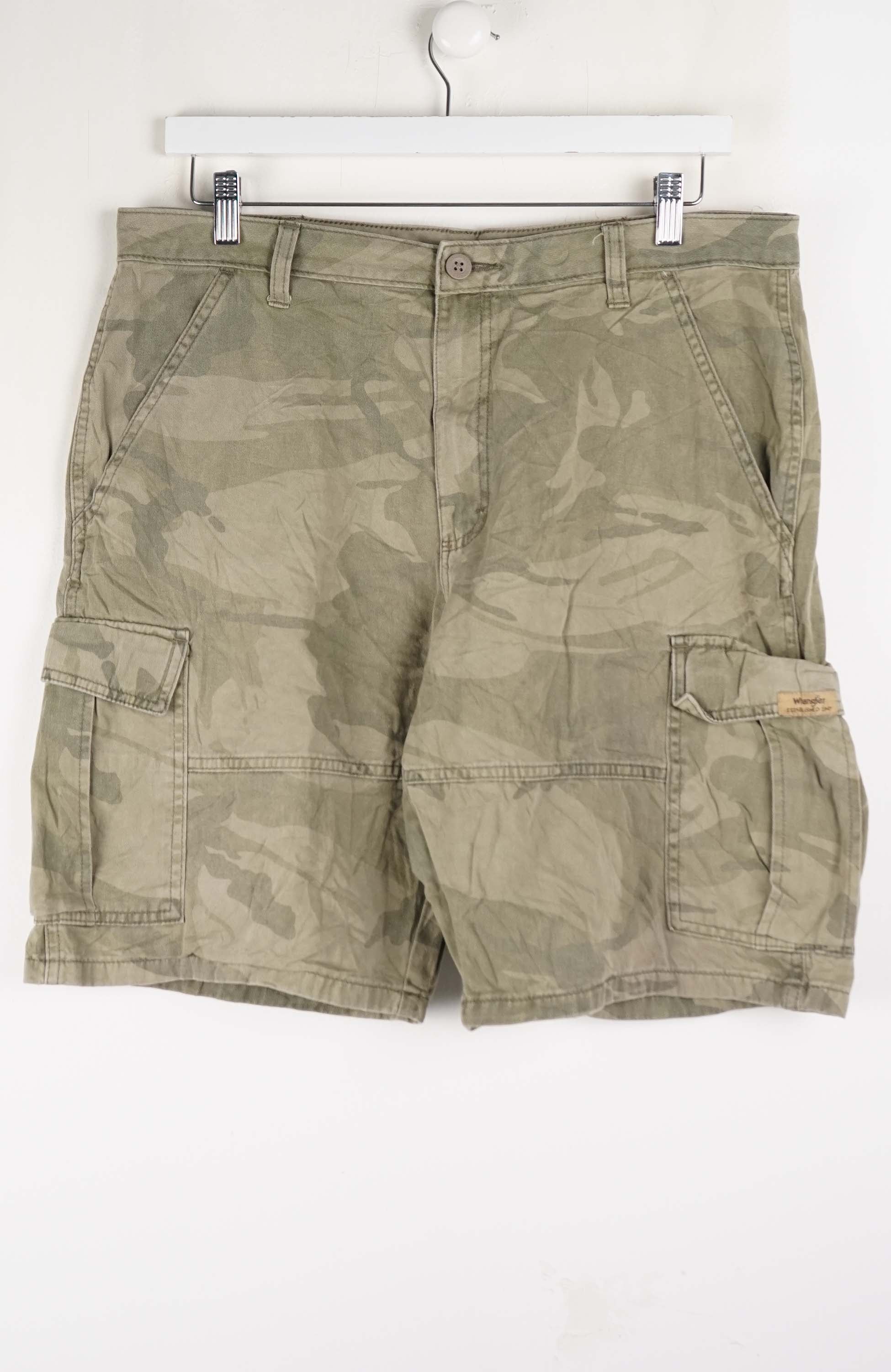 VINTAGE WRANGLER CAMO CARGO SHORTS W35