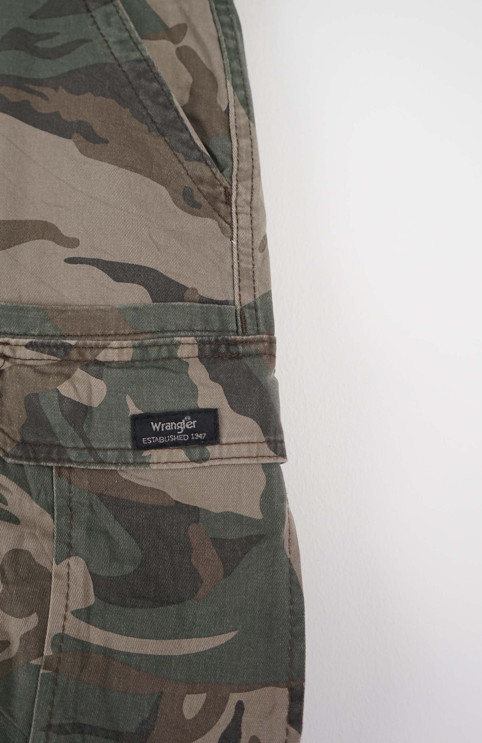 VINTAGE WRANGLER CAMO CARGO SHORTS W35 - Image 2