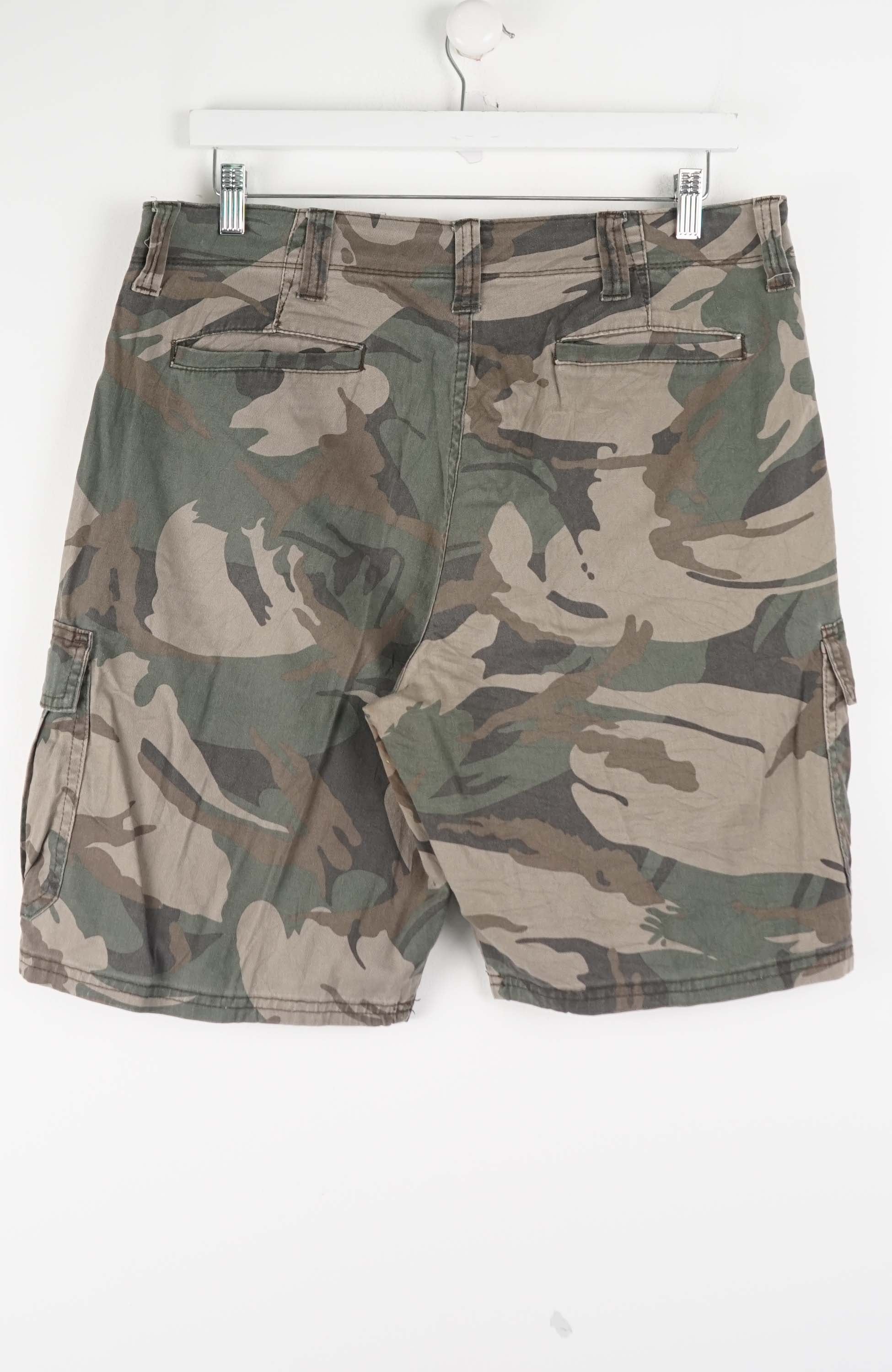 VINTAGE WRANGLER CAMO CARGO SHORTS W35 - Image 3