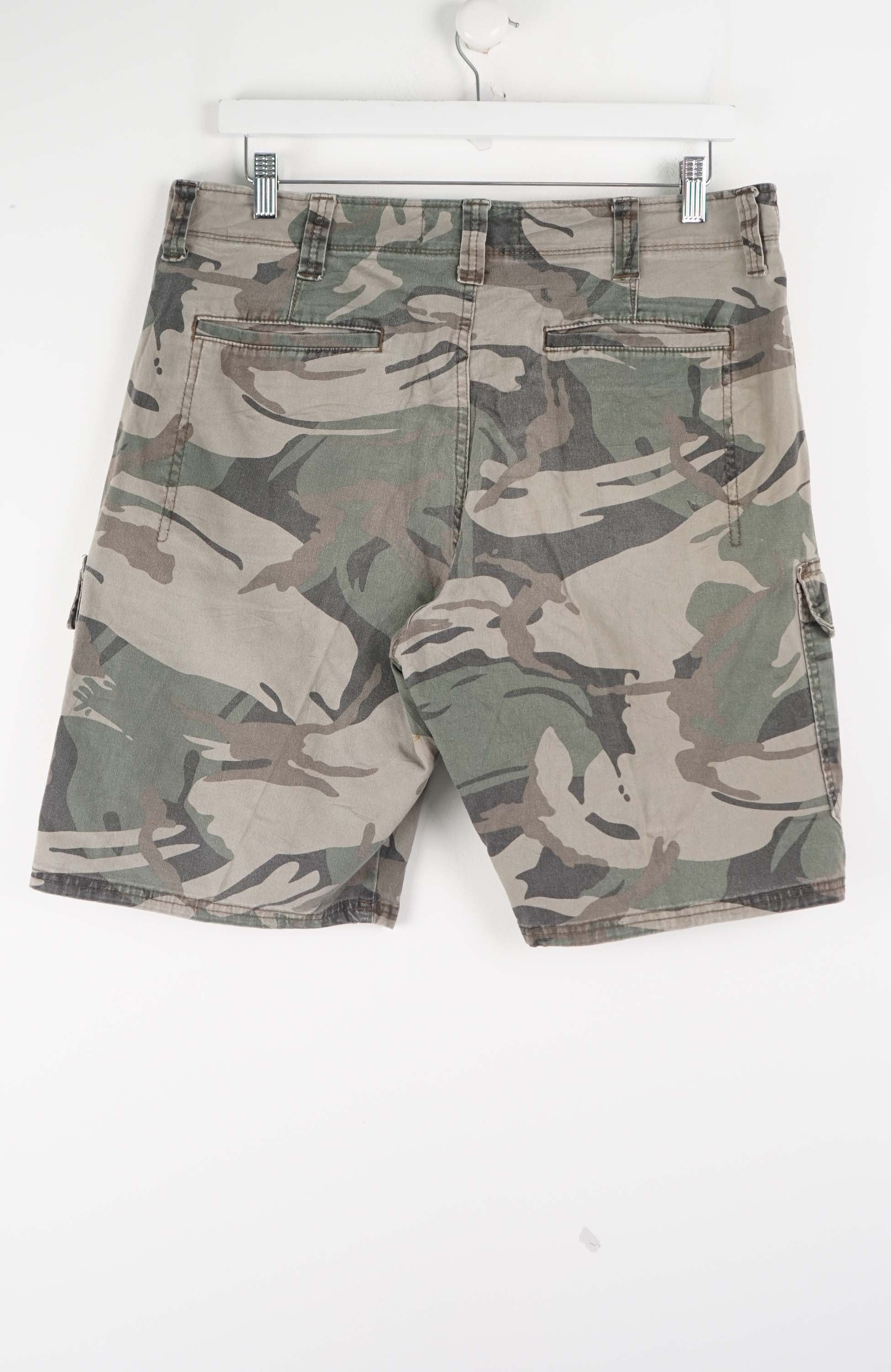 VINTAGE WRANGLER CAMO CARGO SHORTS W35 - Image 2