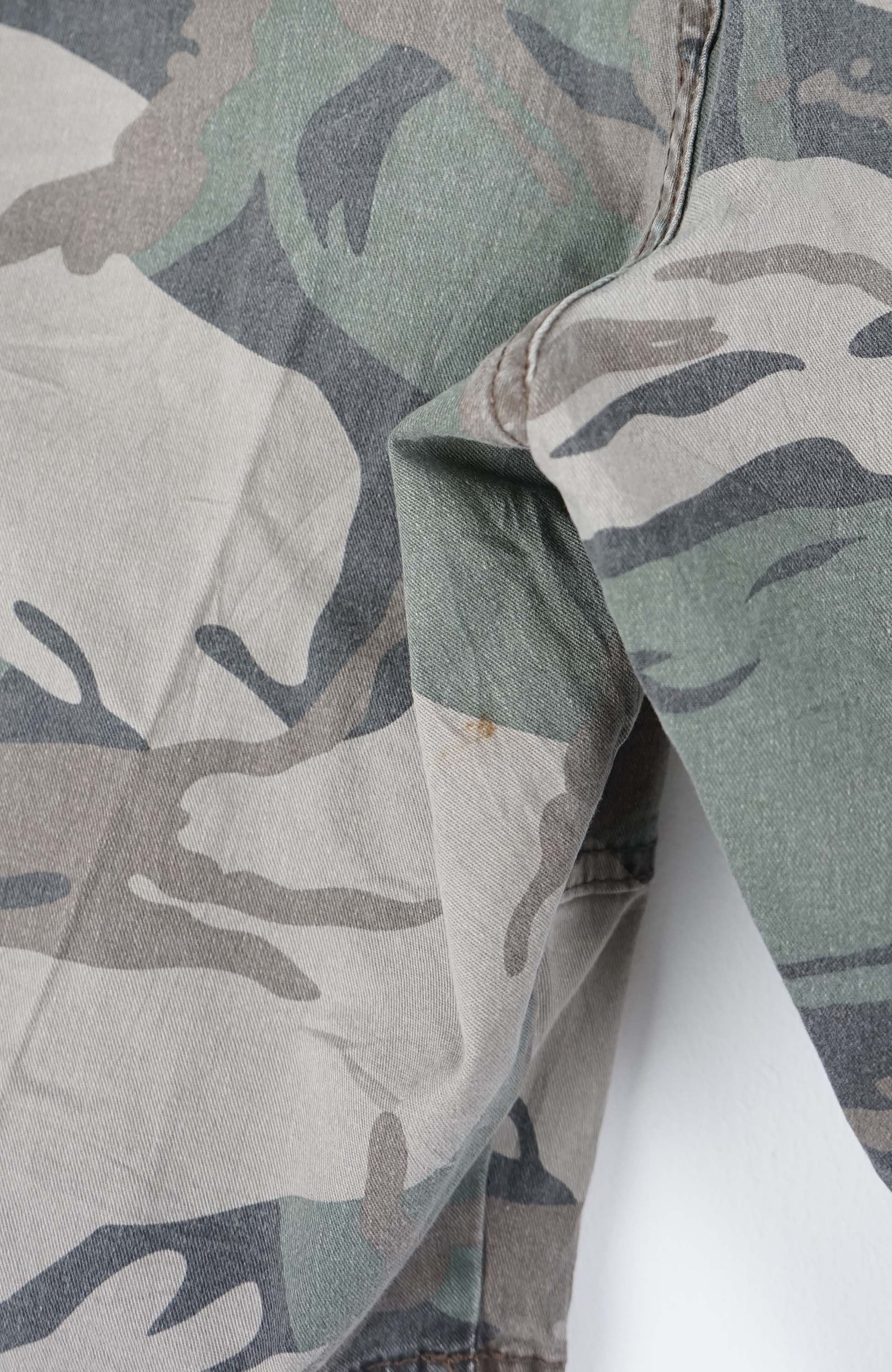VINTAGE WRANGLER CAMO CARGO SHORTS W35 - Image 3