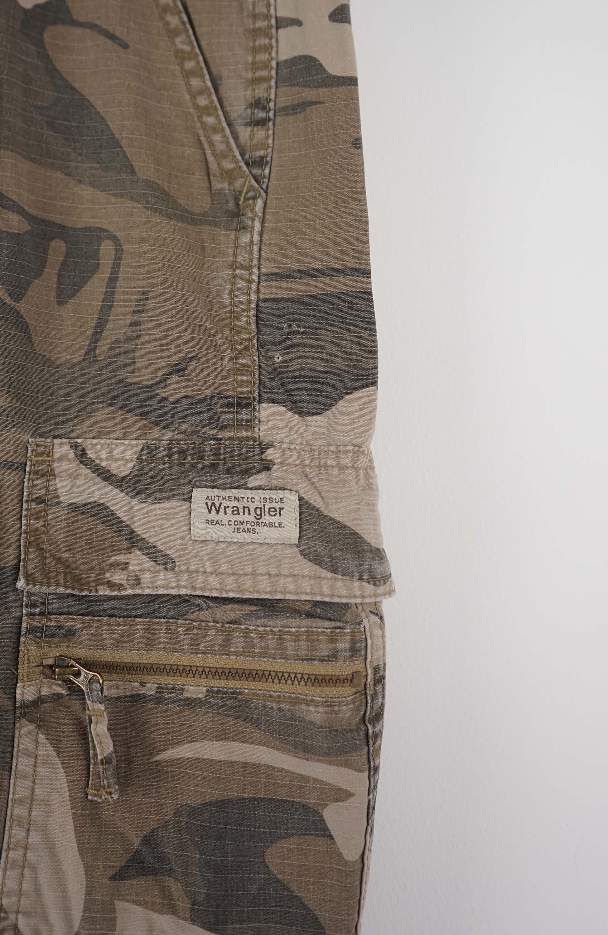 VINTAGE WRANGLER CAMO CARGO SHORTS W38 - Image 2