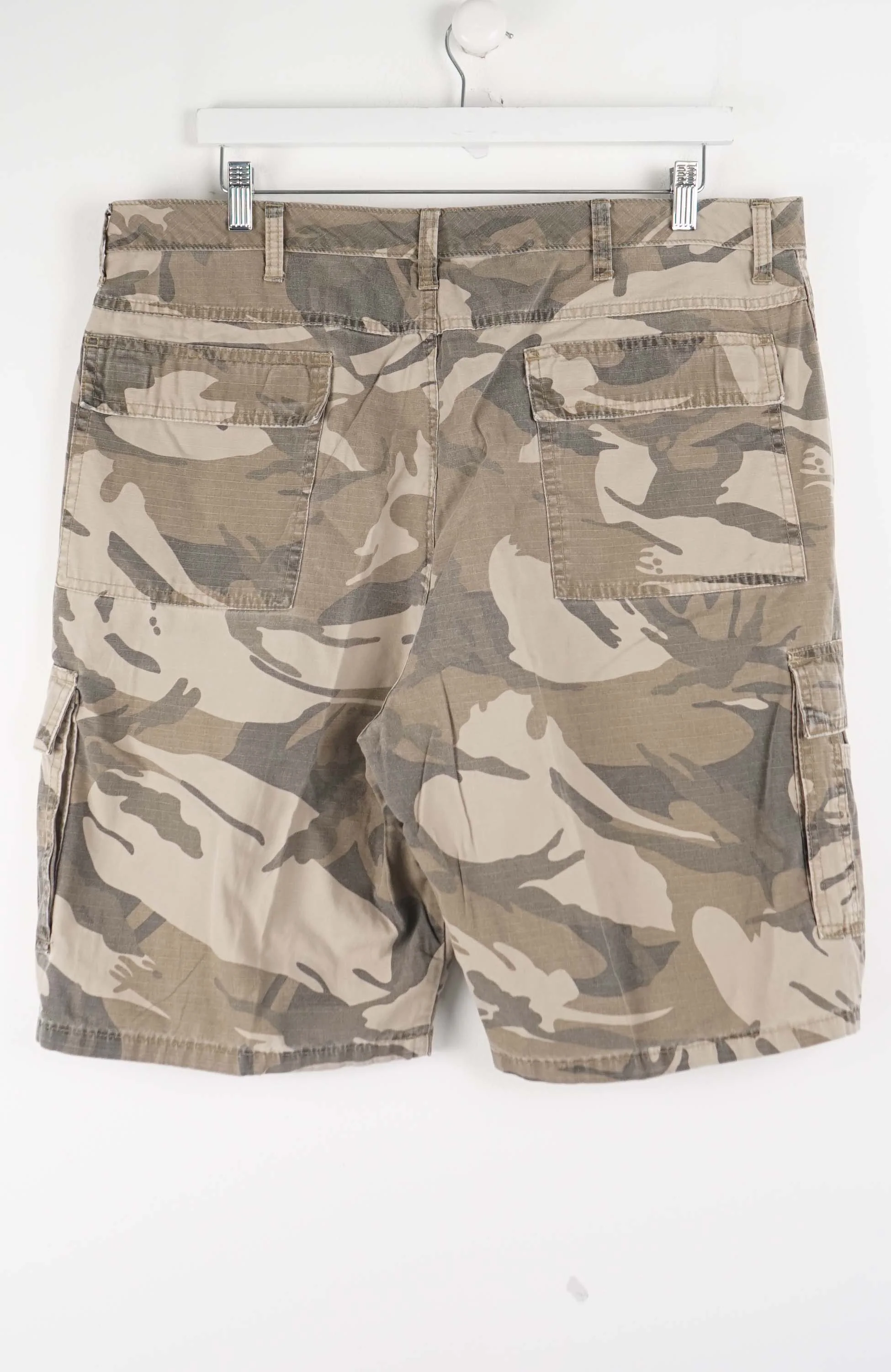 VINTAGE WRANGLER CAMO CARGO SHORTS W38 - Image 3