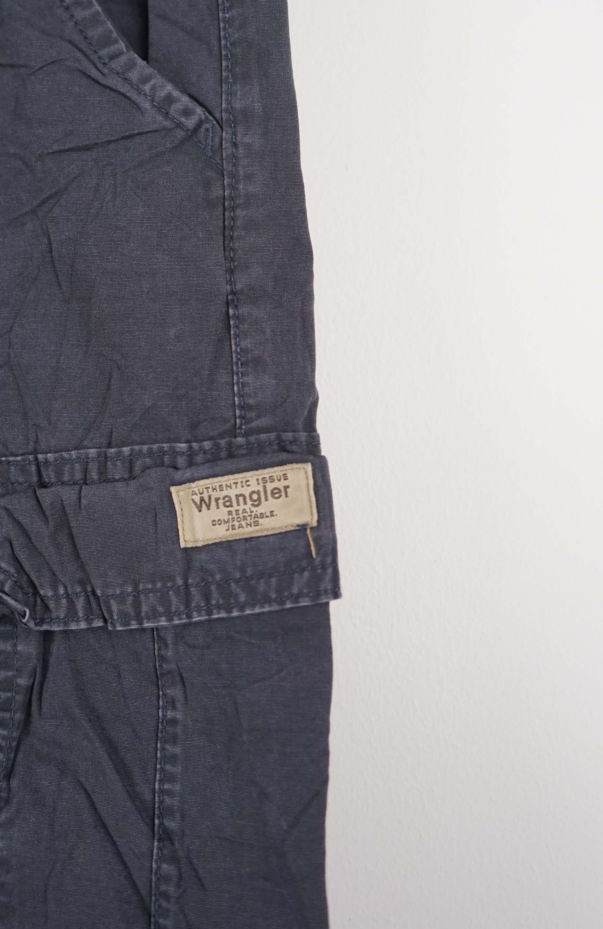 VINTAGE WRANGLER CARGO SHORTS W30 - Image 2