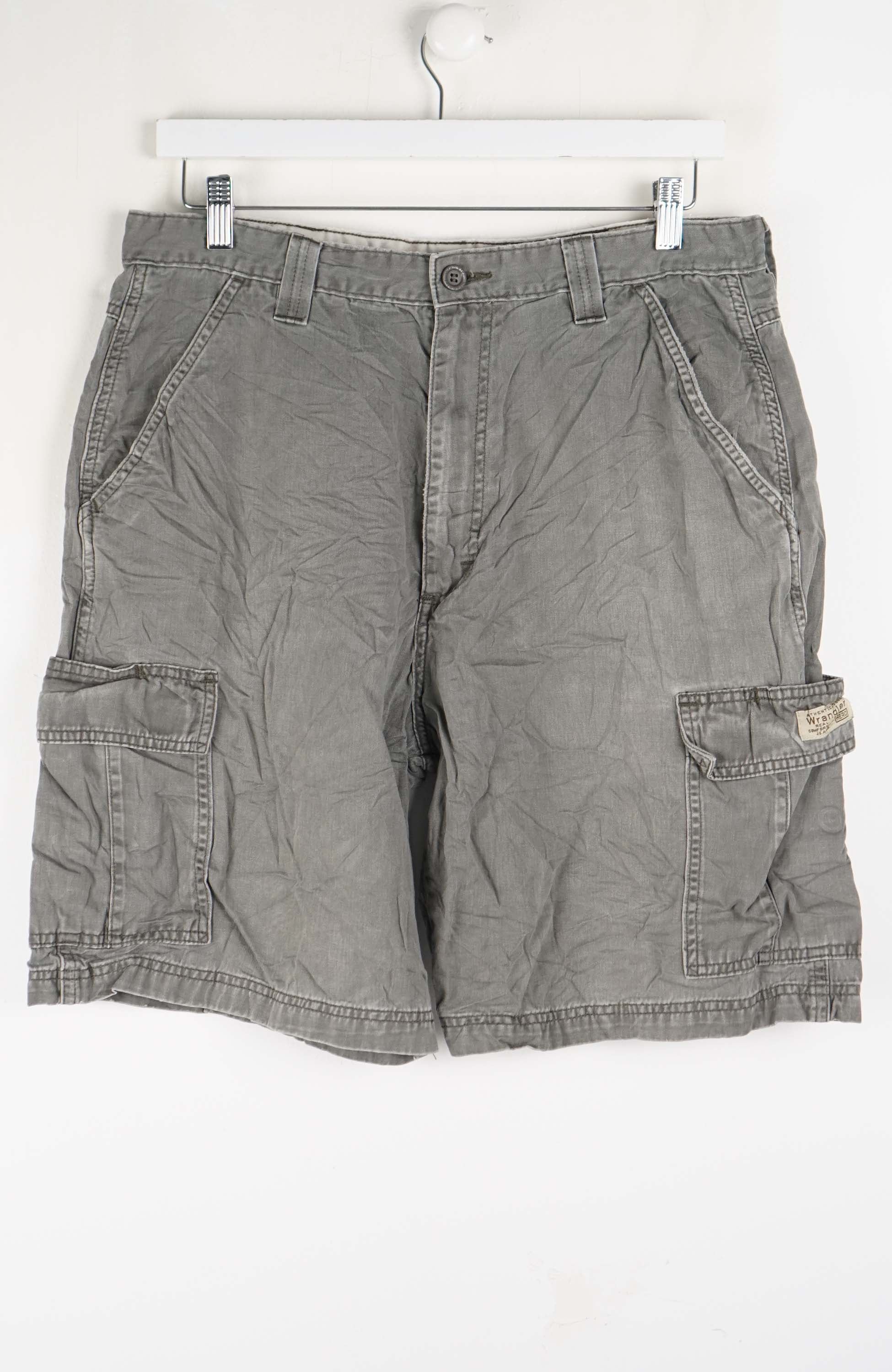 VINTAGE WRANGLER CARGO SHORTS W32