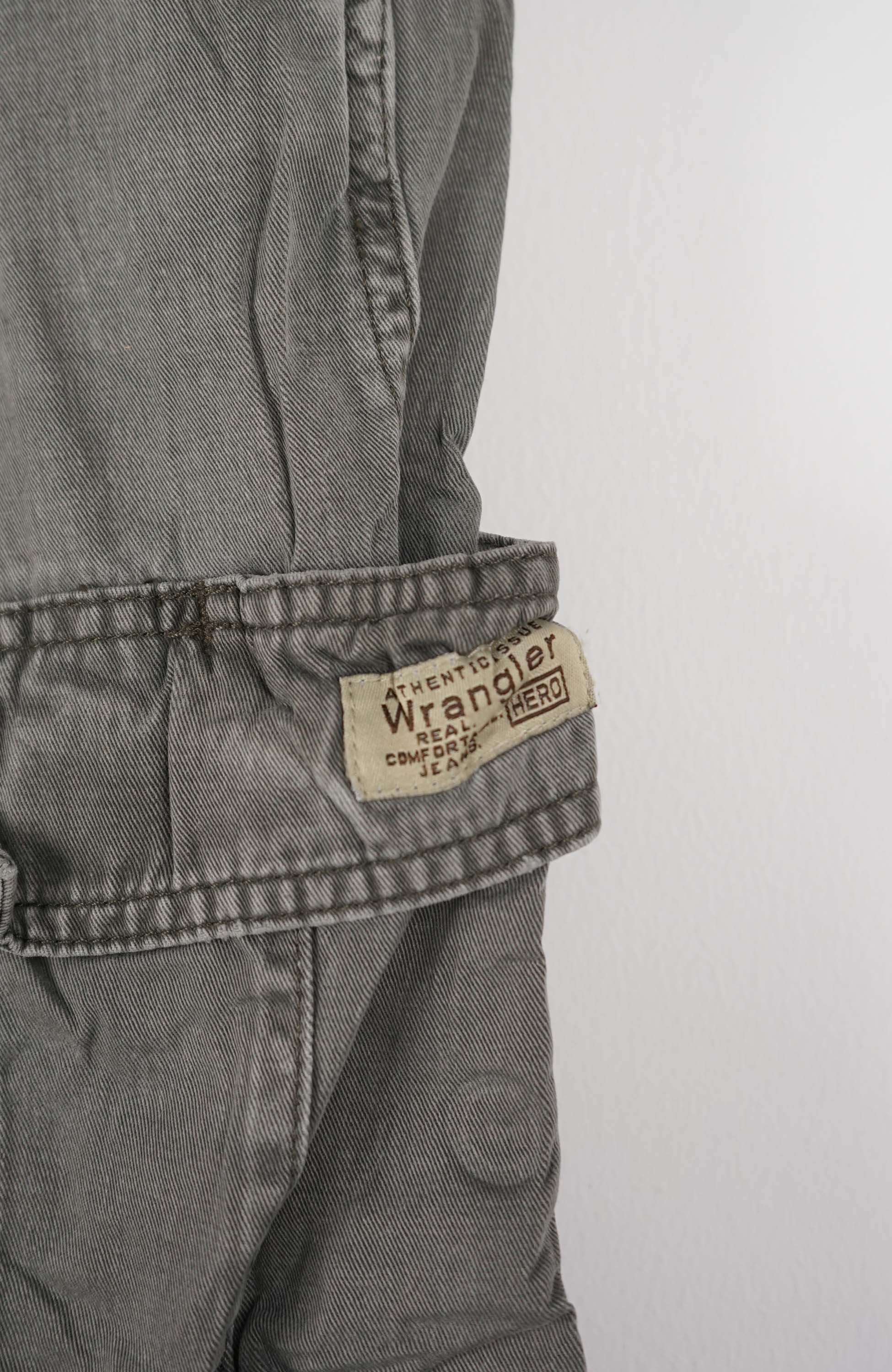 VINTAGE WRANGLER CARGO SHORTS W32 - Image 2