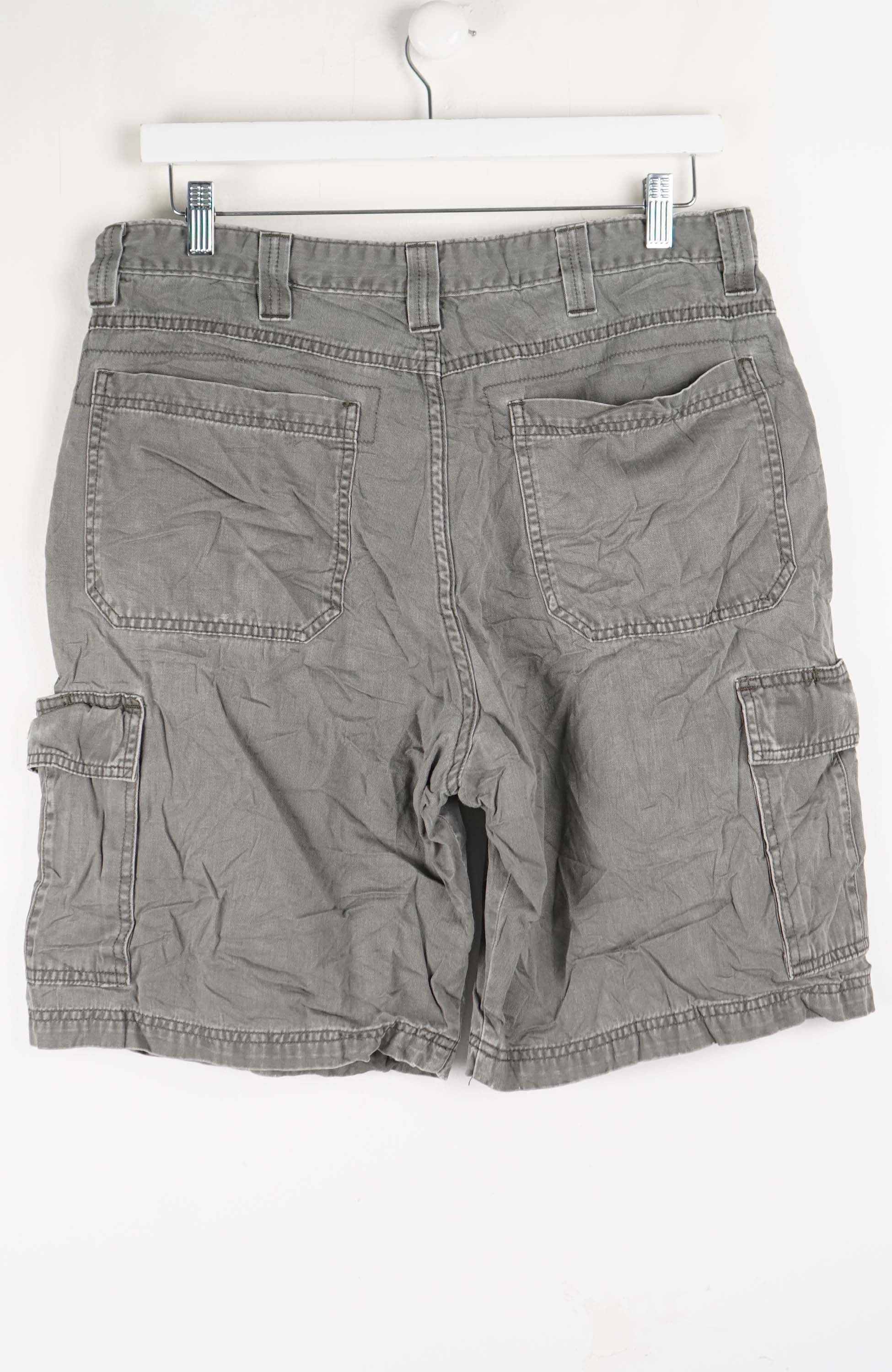 VINTAGE WRANGLER CARGO SHORTS W32 - Image 3