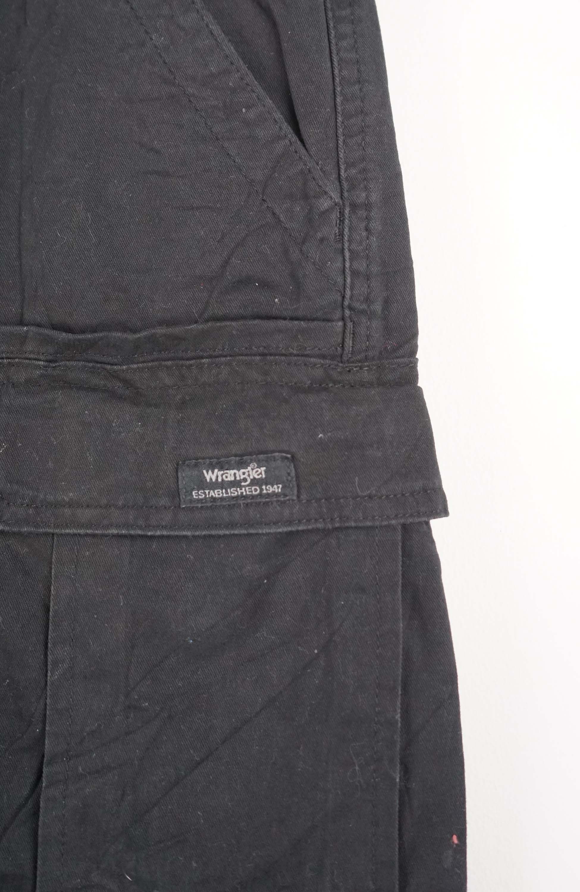 VINTAGE WRANGLER CARGO SHORTS W32 - Image 2