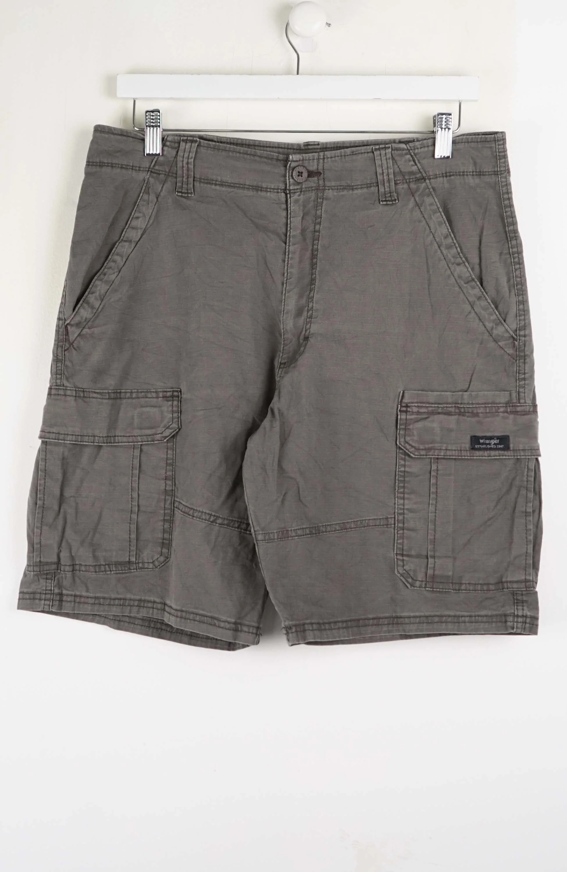 VINTAGE WRANGLER CARGO SHORTS W32