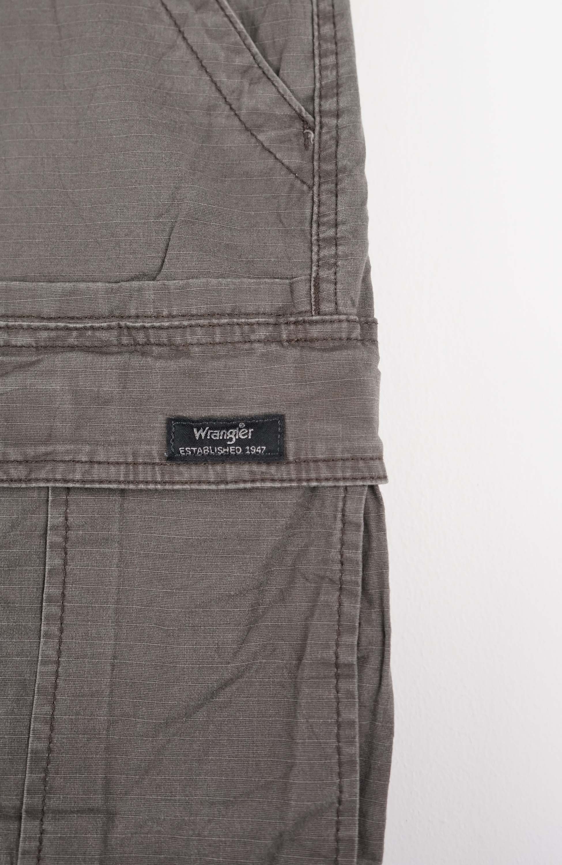 VINTAGE WRANGLER CARGO SHORTS W32 - Image 2