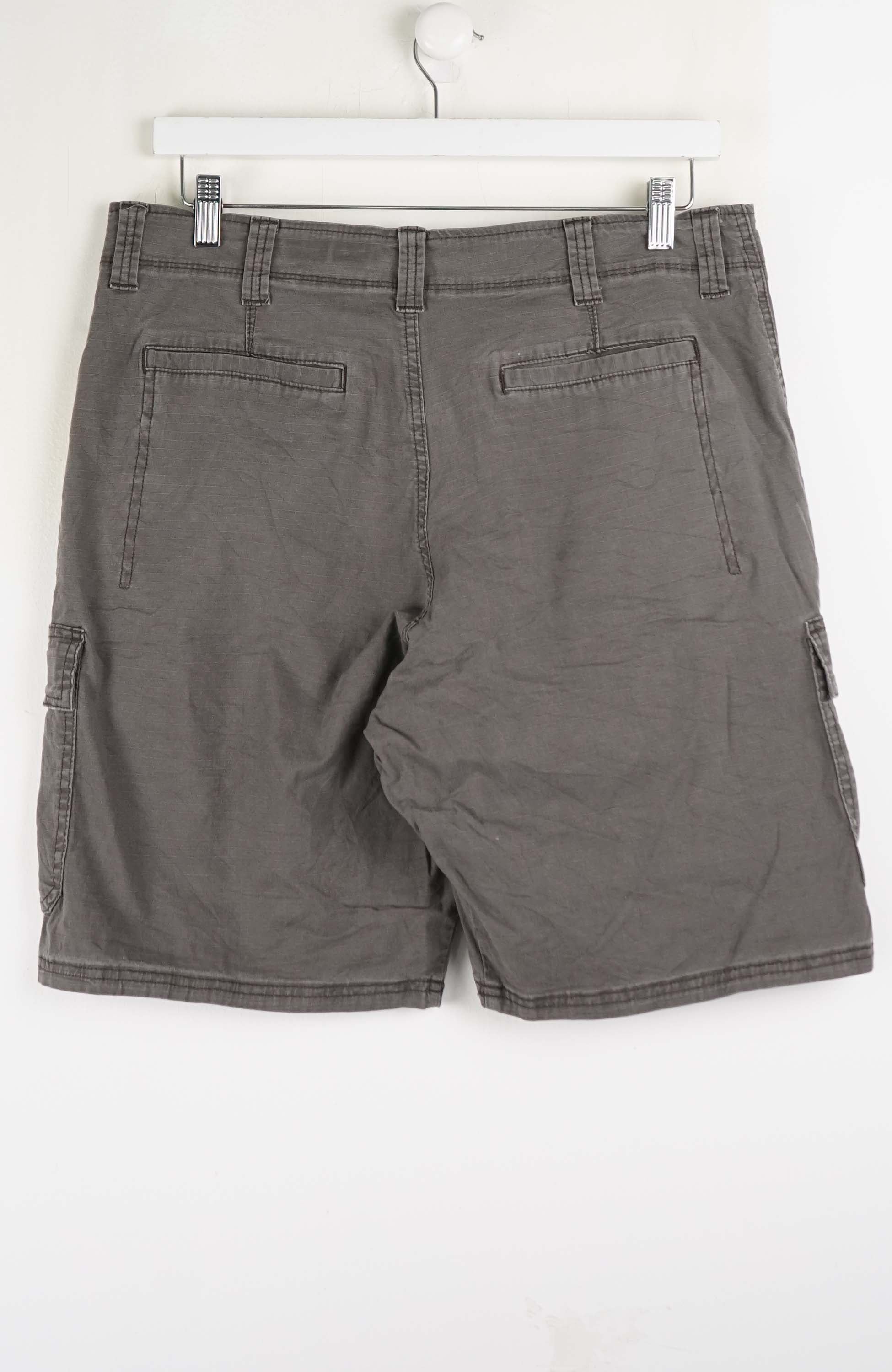 VINTAGE WRANGLER CARGO SHORTS W32 - Image 3