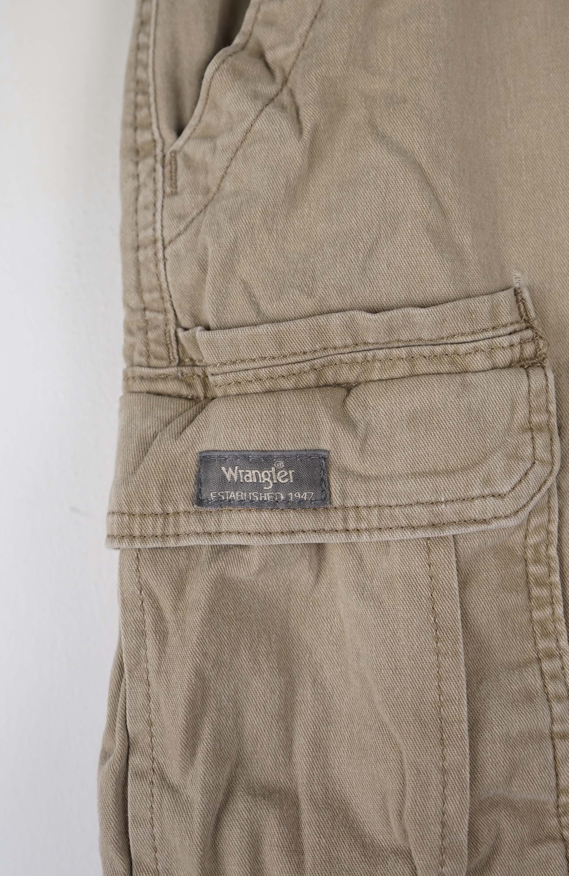 VINTAGE WRANGLER CARGO SHORTS W34 - Image 2