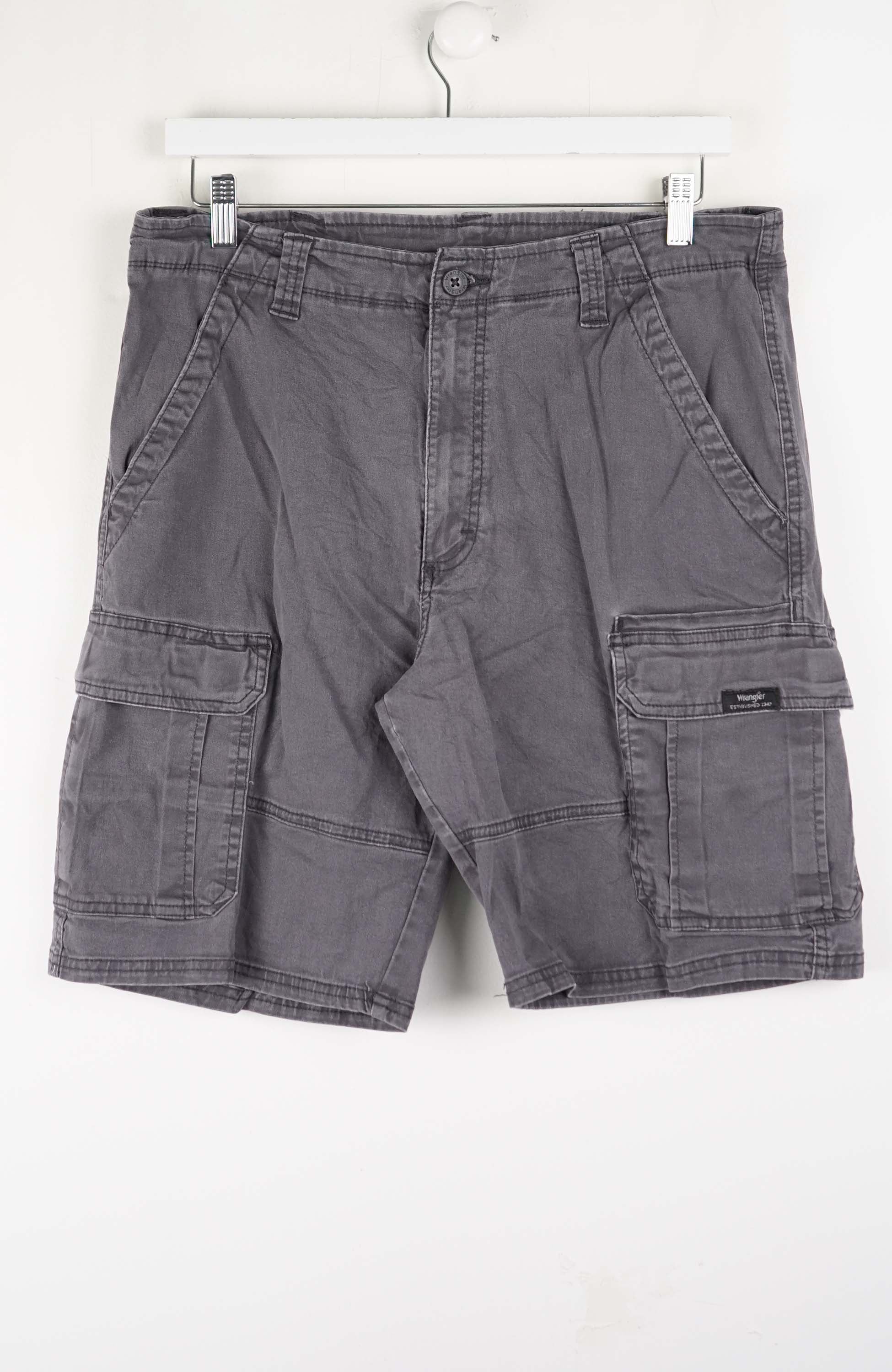 VINTAGE WRANGLER CARGO SHORTS W34