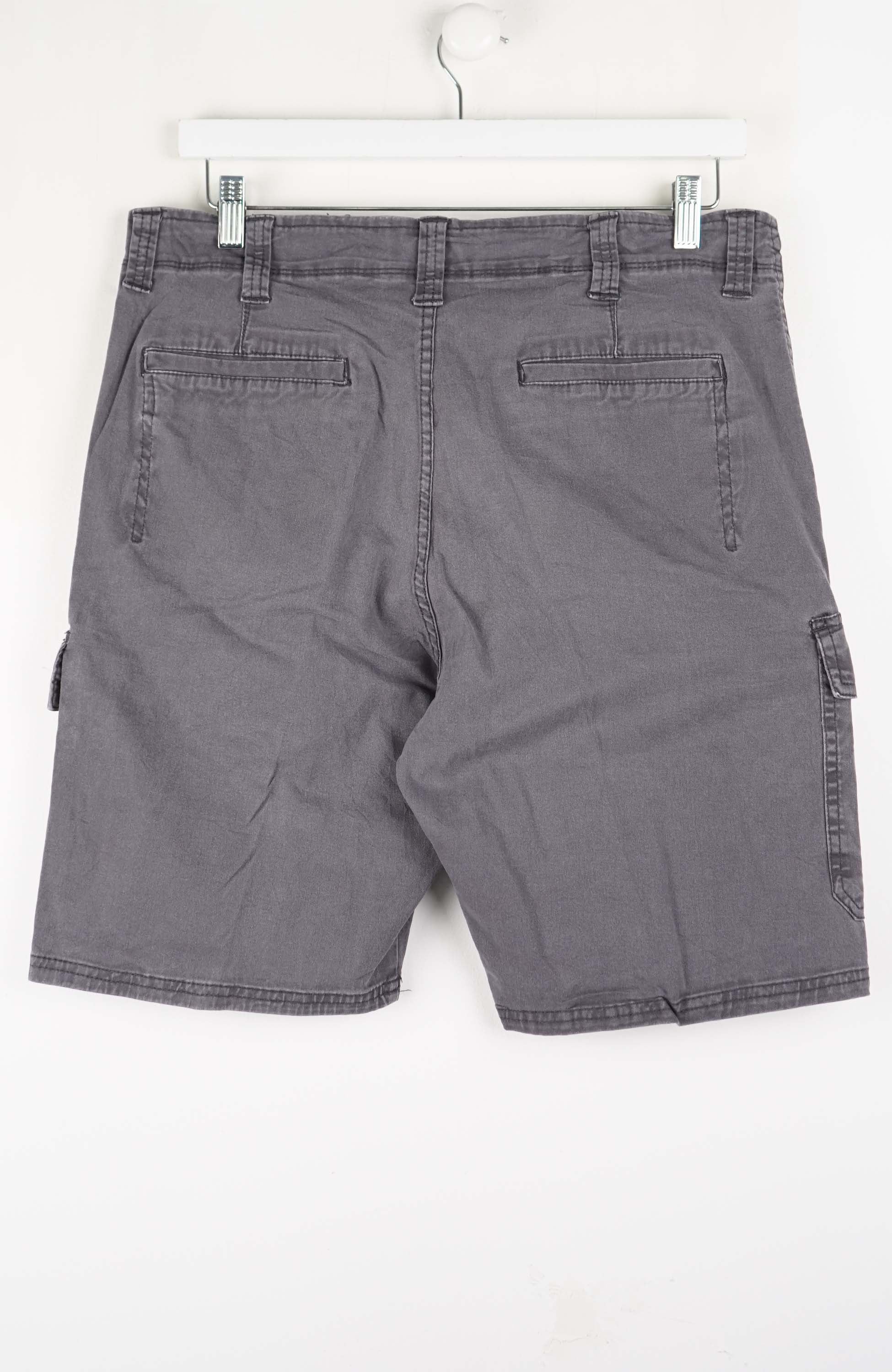 VINTAGE WRANGLER CARGO SHORTS W34 - Image 3