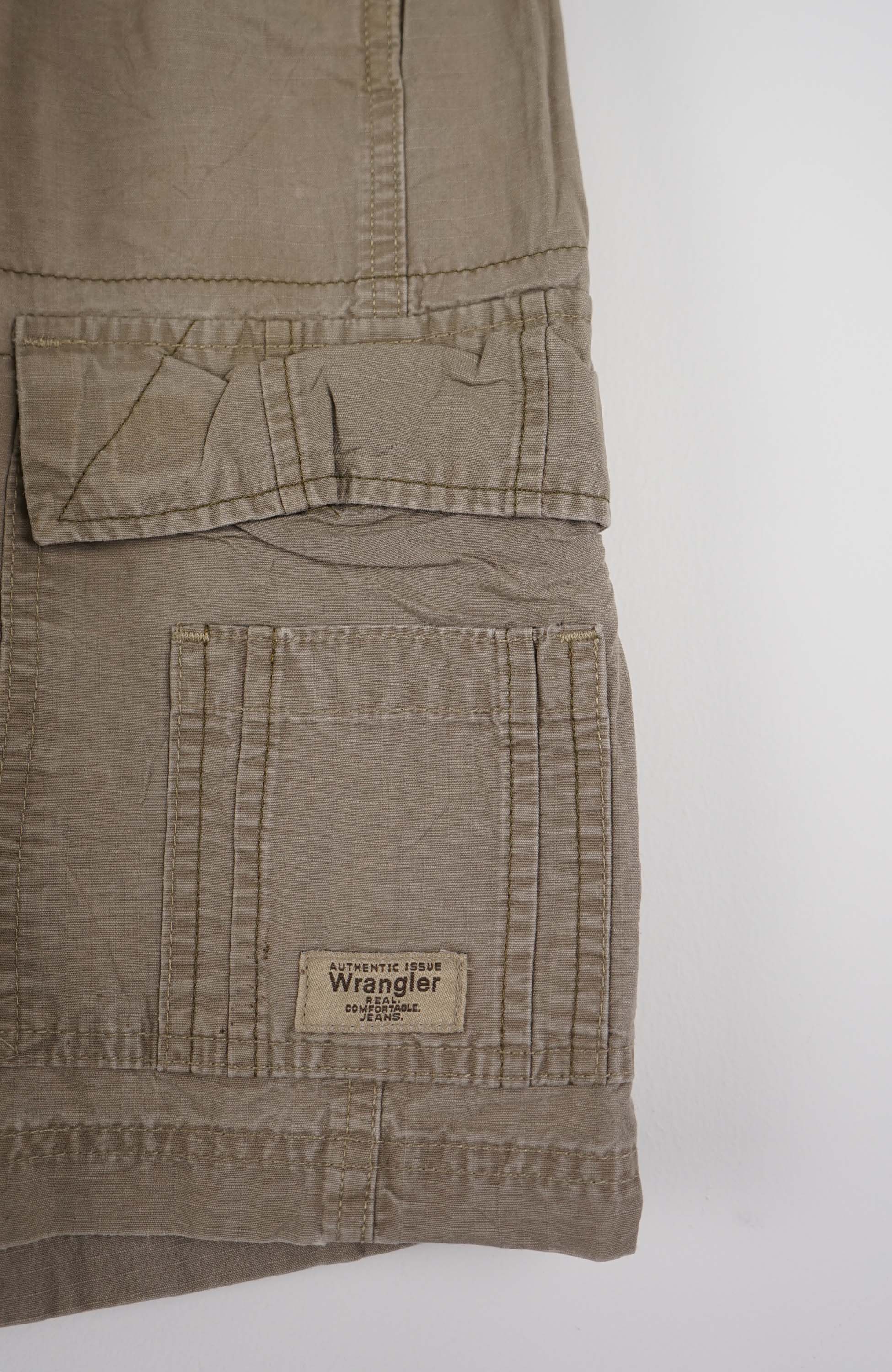 VINTAGE WRANGLER CARGO SHORTS W36 - Image 2
