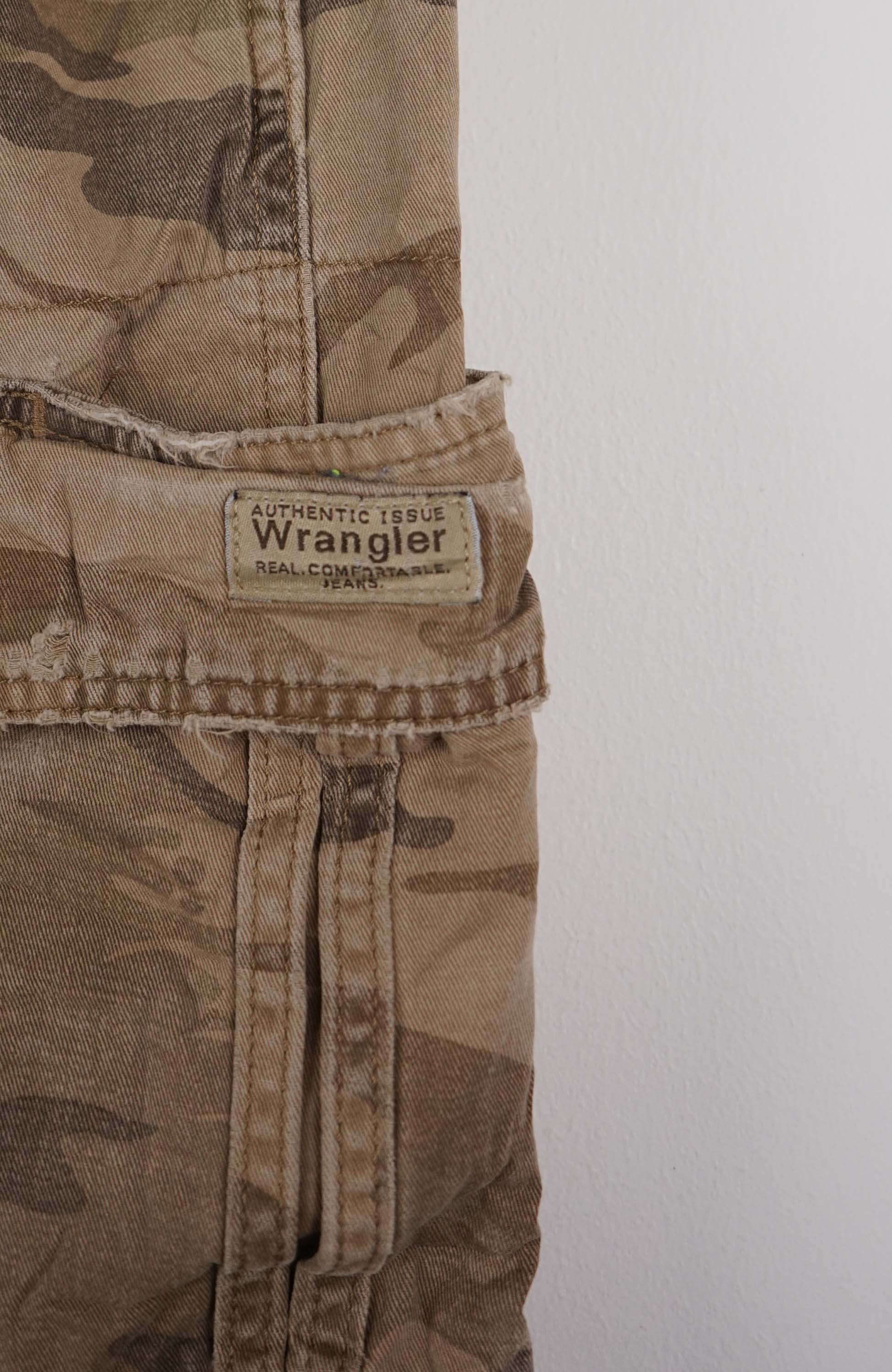 VINTAGE WRANGLER CARGO SHORTS W30 - Image 2