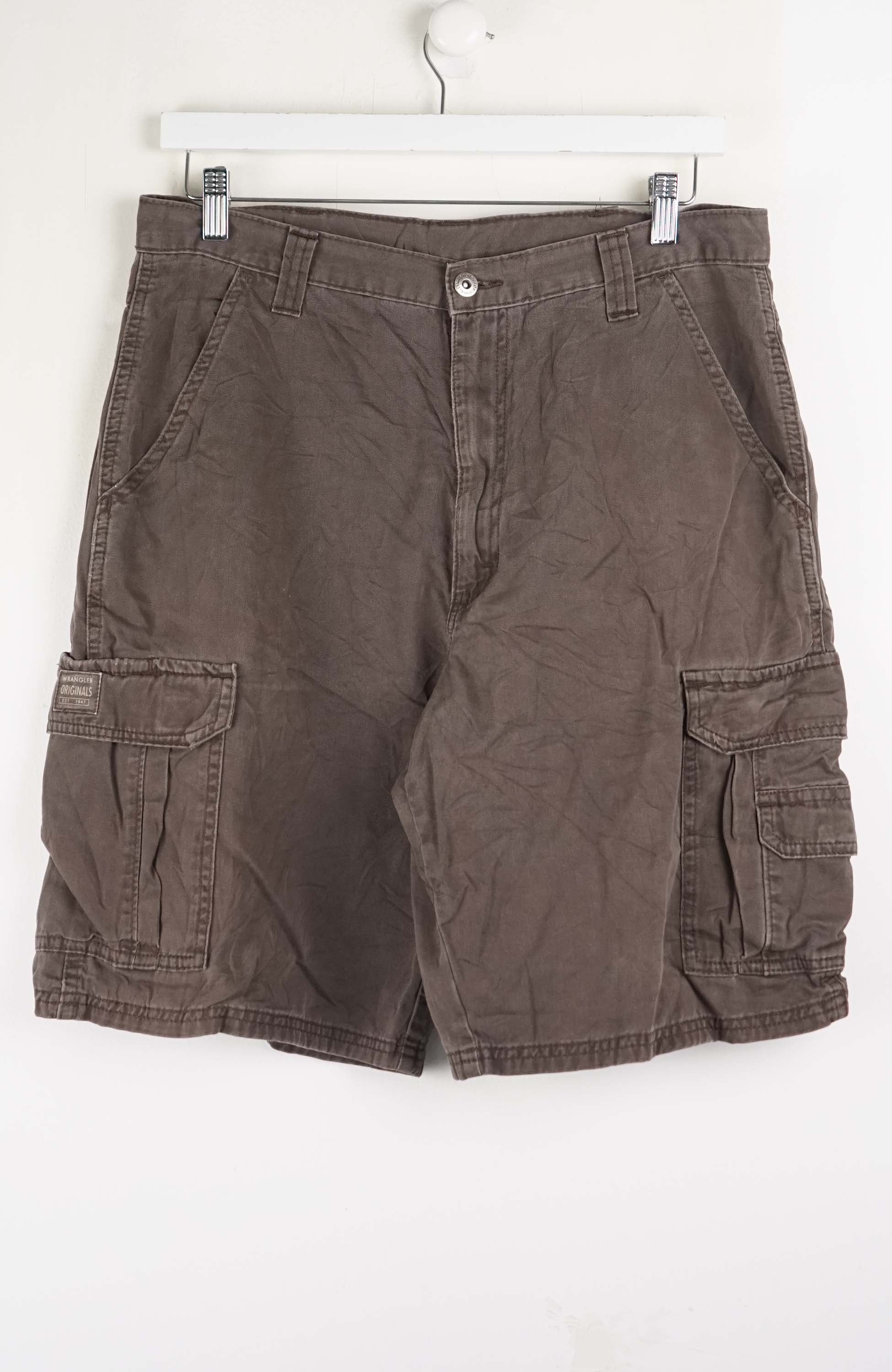 VINTAGE WRANGLER CARGO SHORTS W32